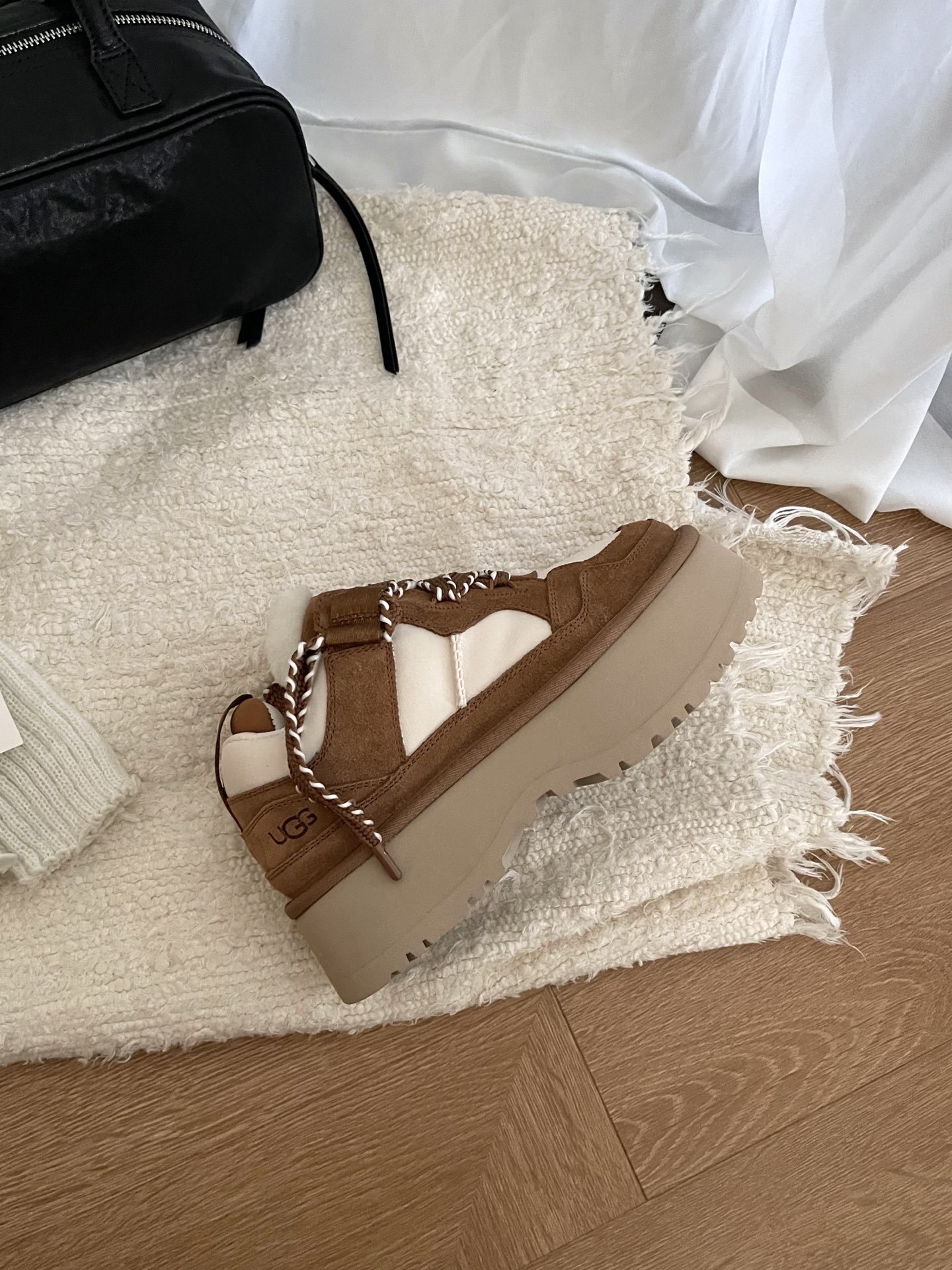 𝐔𝐆𝐆|艾秋梅尔系列hanni同款厚底太爱了,又特别轻便好穿,搭配袜子有种甜度超标少女感,厚底增高设计,