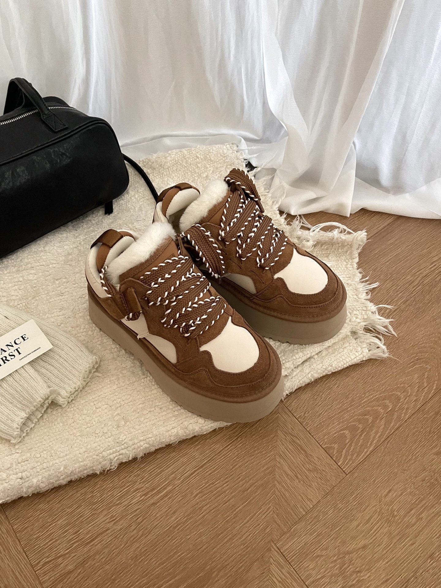 𝐔𝐆𝐆|艾秋梅尔系列hanni同款厚底太爱了,又特别轻便好穿,搭配袜子有种甜度超标少女感,厚底增高设计,