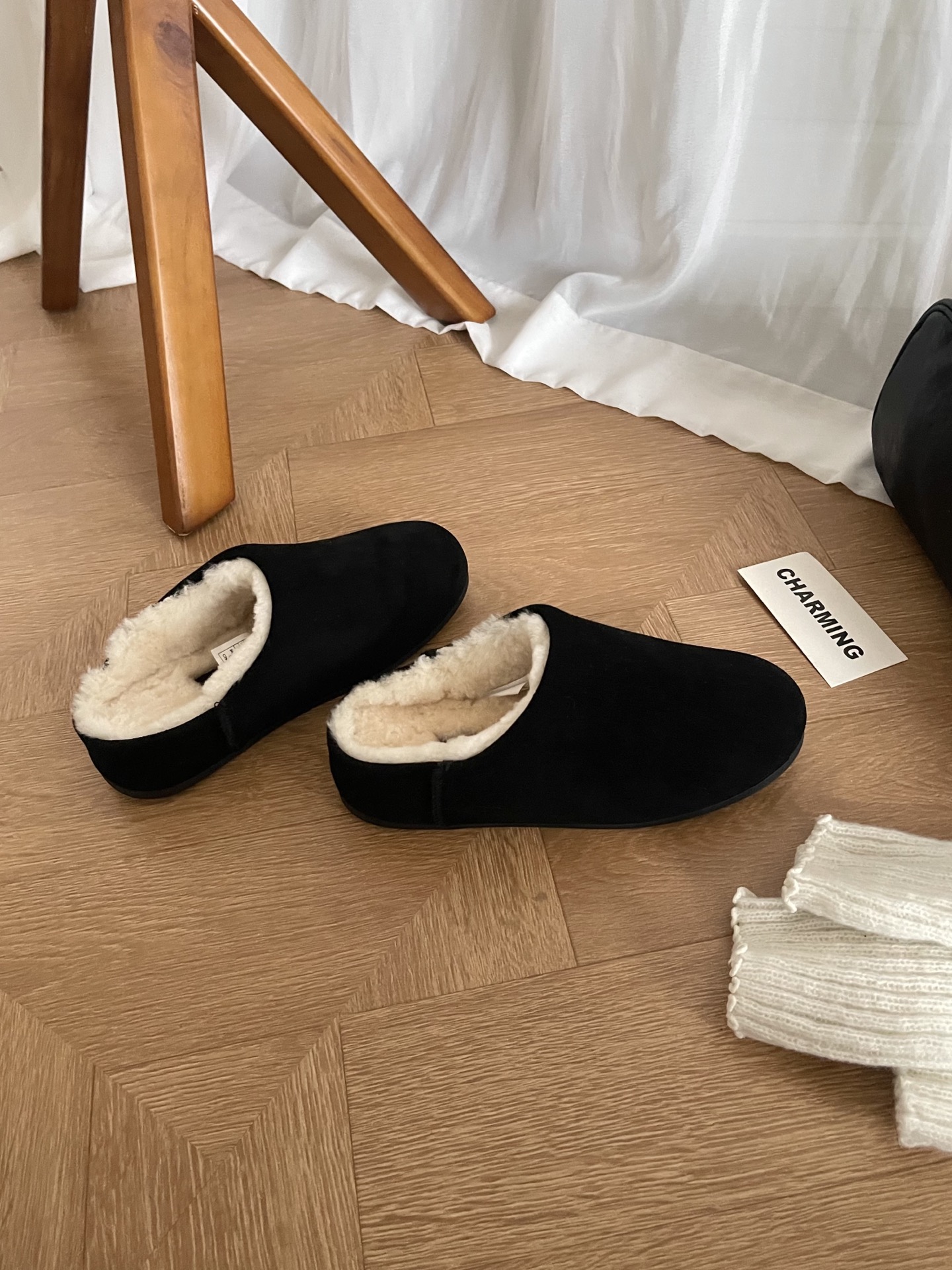 𝐔𝐆𝐆｜埃莱亚便鞋采用标志性 10mm羊皮毛里衬+內底，触感如云朵般温柔包裹双足，每一步都踏在舒适云端。