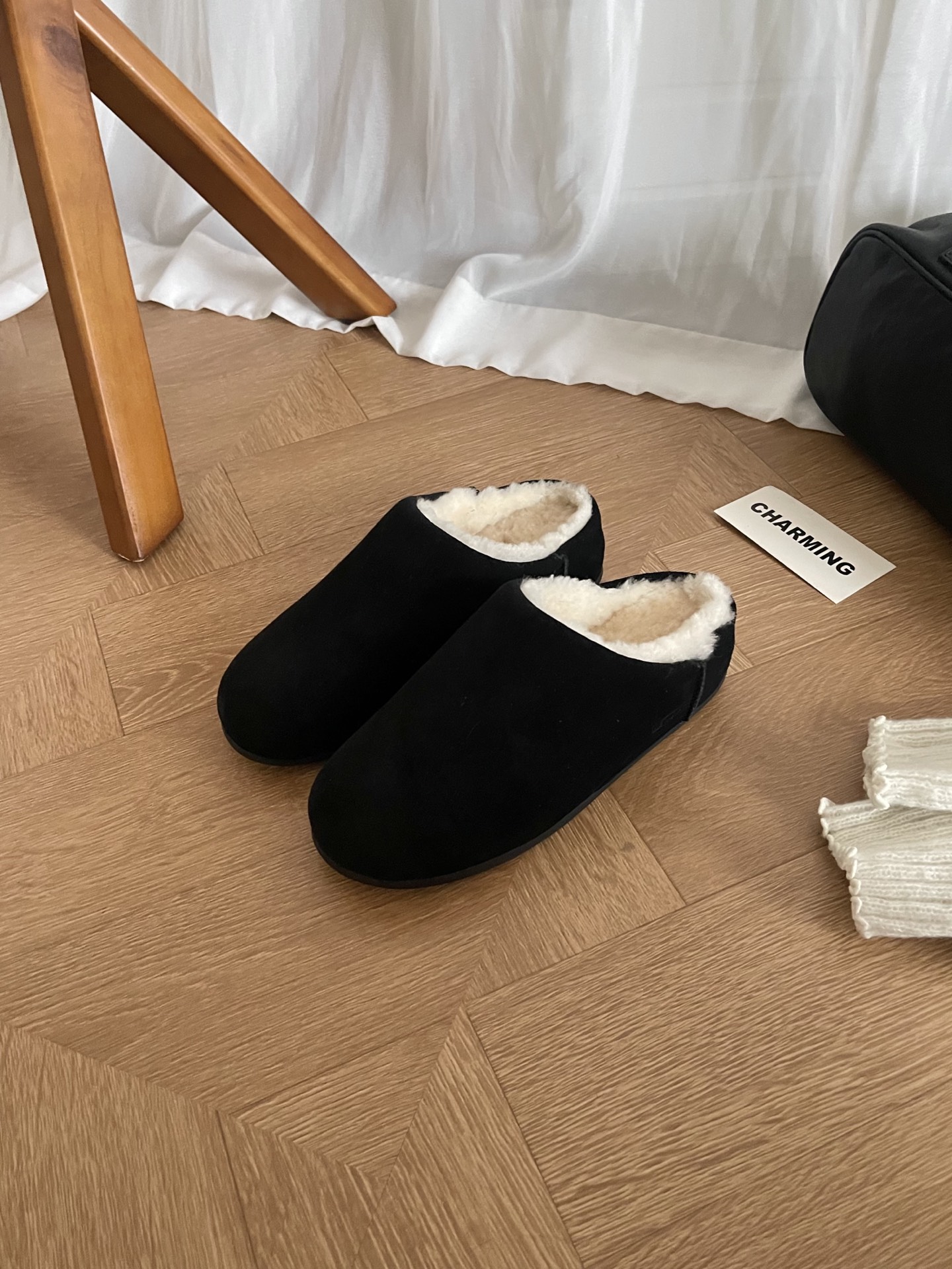𝐔𝐆𝐆｜埃莱亚便鞋采用标志性 10mm羊皮毛里衬+內底，触感如云朵般温柔包裹双足，每一步都踏在舒适云端。