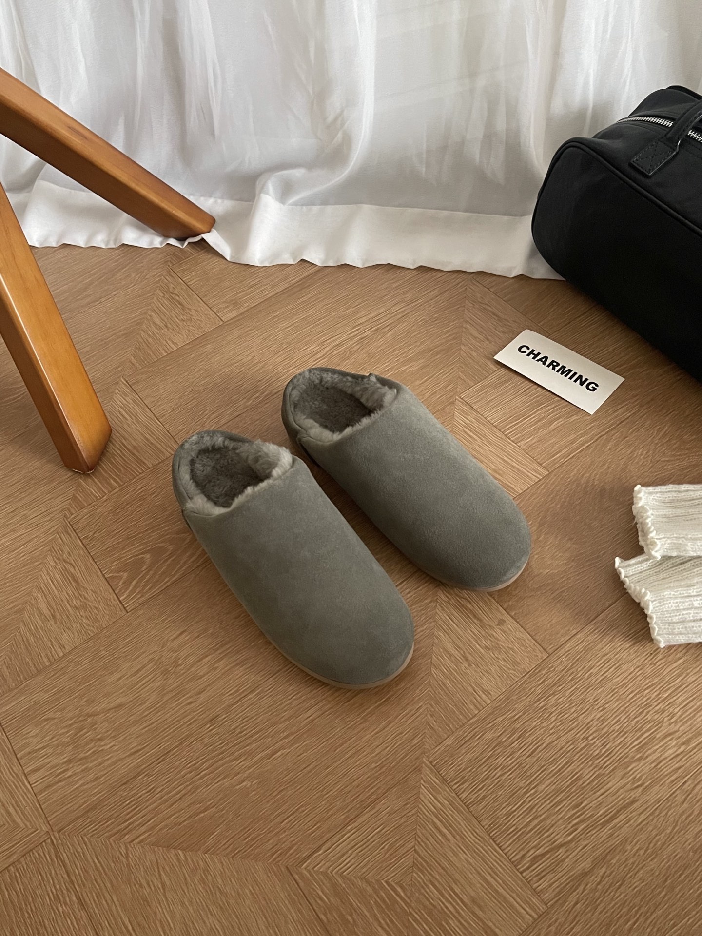 𝐔𝐆𝐆｜埃莱亚便鞋采用标志性 10mm羊皮毛里衬+內底，触感如云朵般温柔包裹双足，每一步都踏在舒适云端。