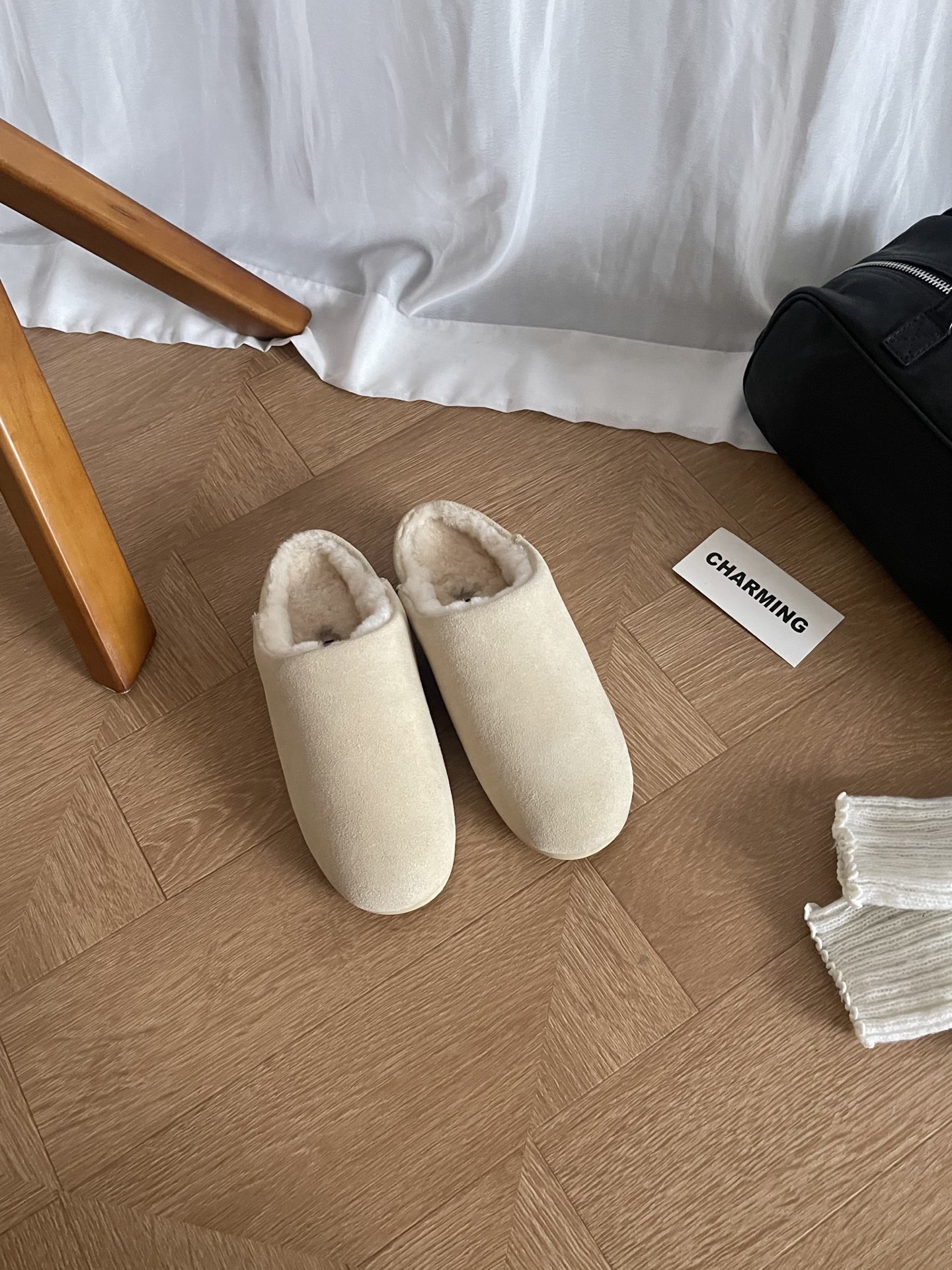 𝐔𝐆𝐆｜埃莱亚便鞋采用标志性 10mm羊皮毛里衬+內底，触感如云朵般温柔包裹双足，每一步都踏在舒适云端。