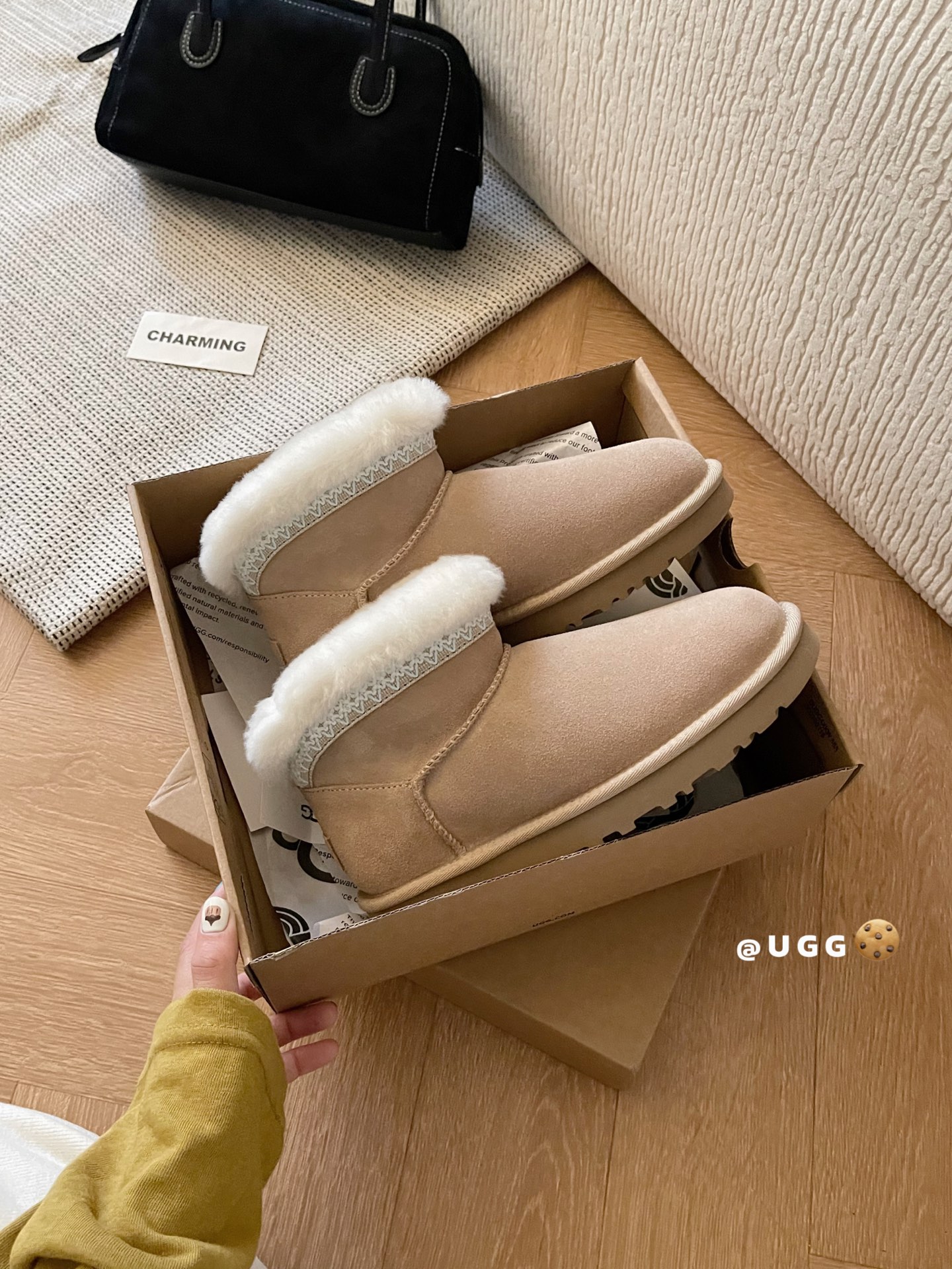 🔥UGG｜经典迷你 塔斯林款优质反绒皮面料，搭配内里的羊毛材质，既保证了质感，又能在冬季提供良好的保暖性