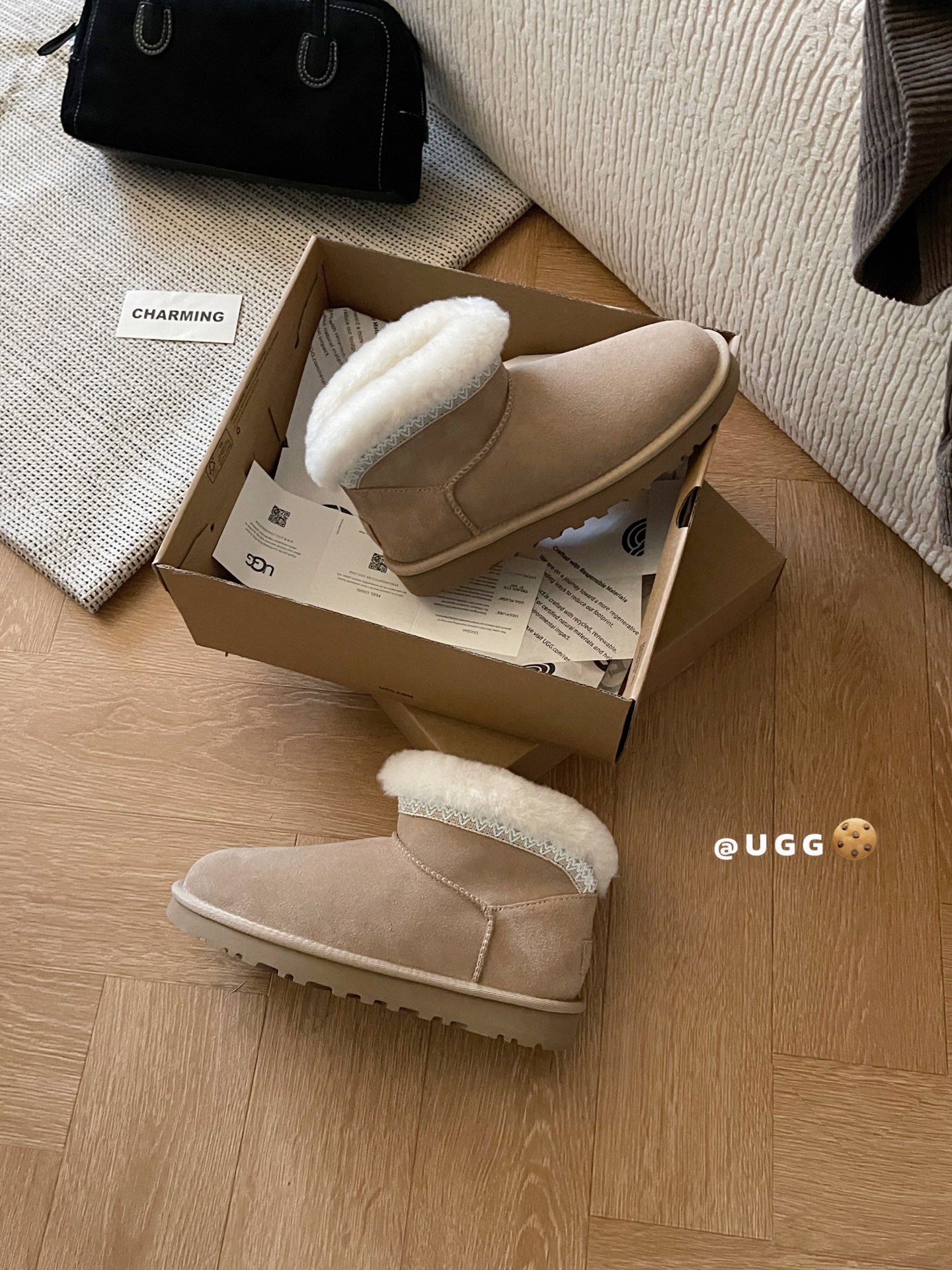 🔥UGG｜经典迷你 塔斯林款优质反绒皮面料，搭配内里的羊毛材质，既保证了质感，又能在冬季提供良好的保暖性
