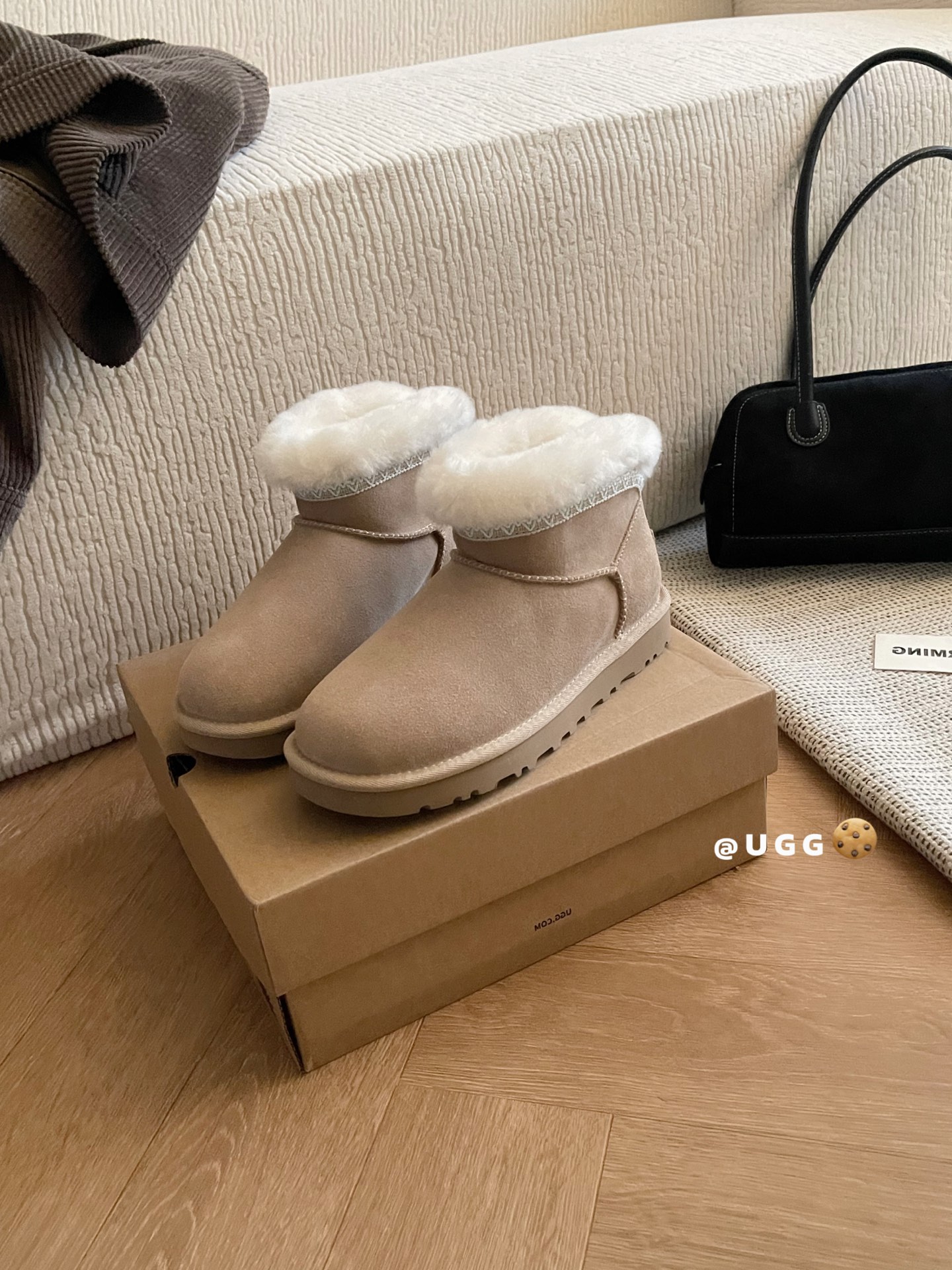🔥UGG｜经典迷你 塔斯林款优质反绒皮面料，搭配内里的羊毛材质，既保证了质感，又能在冬季提供良好的保暖性