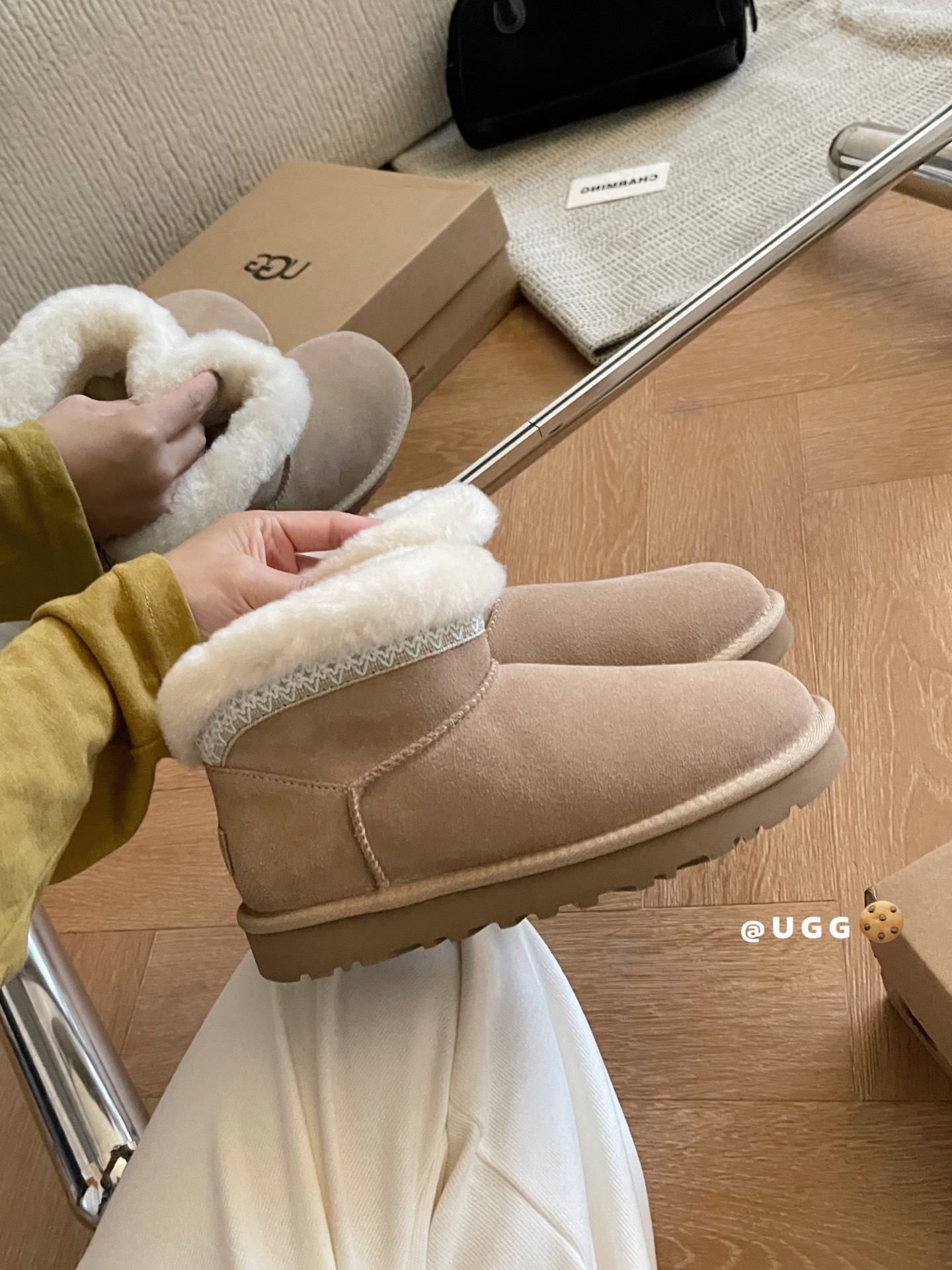 🔥UGG｜经典迷你 塔斯林款优质反绒皮面料，搭配内里的羊毛材质，既保证了质感，又能在冬季提供良好的保暖性