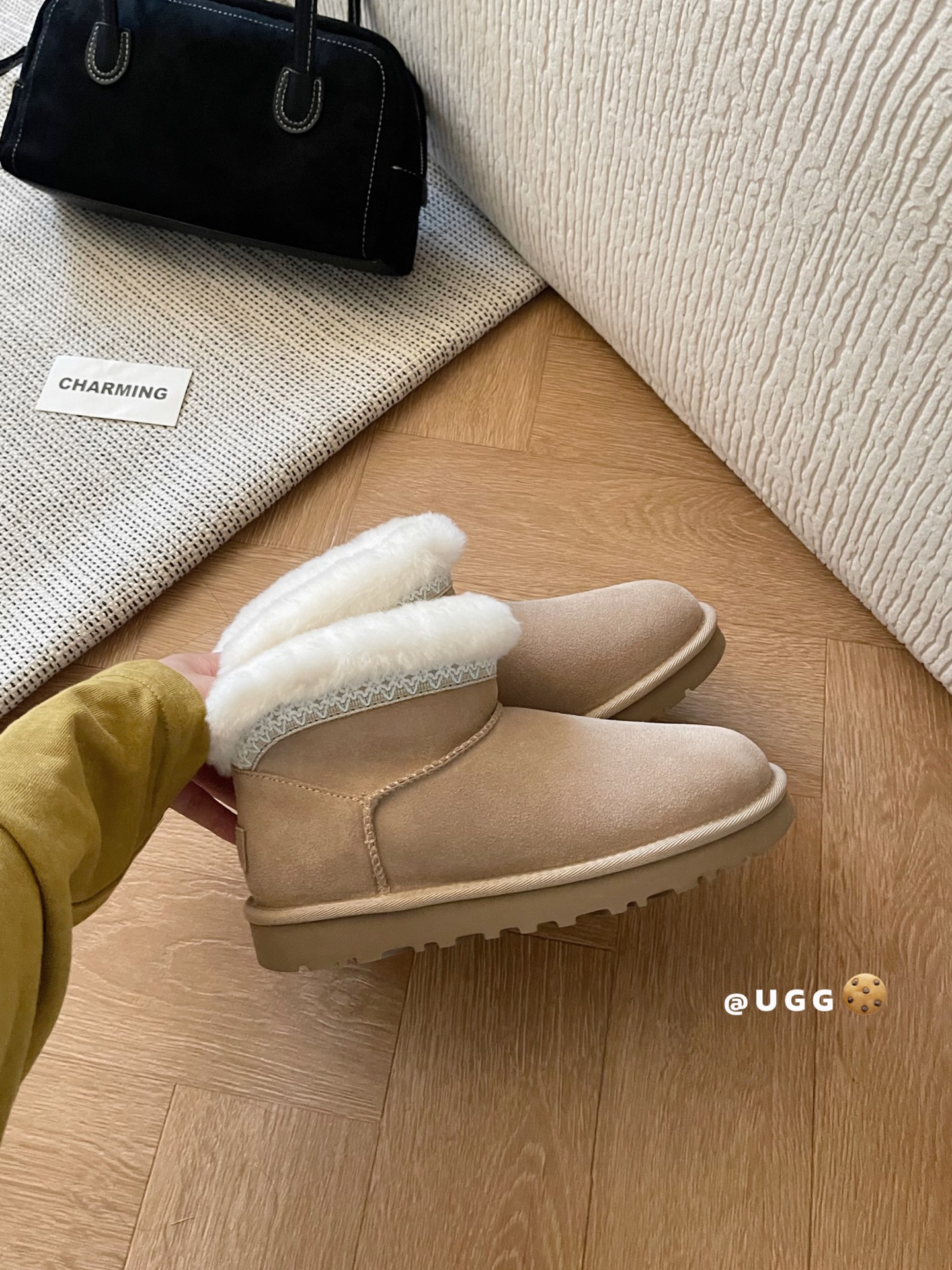 🔥UGG｜经典迷你 塔斯林款优质反绒皮面料，搭配内里的羊毛材质，既保证了质感，又能在冬季提供良好的保暖性