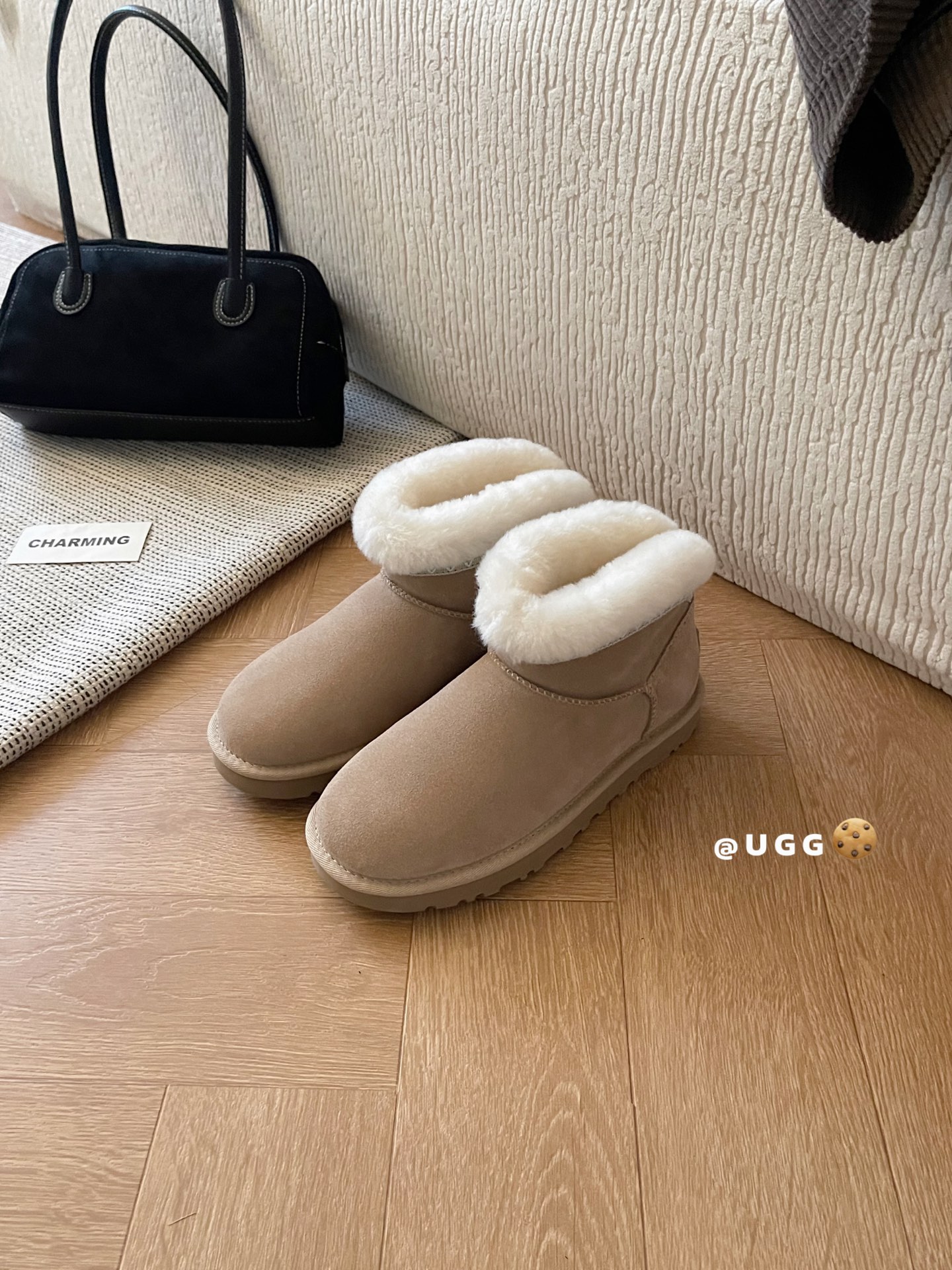🔥UGG｜经典迷你 塔斯林款优质反绒皮面料，搭配内里的羊毛材质，既保证了质感，又能在冬季提供良好的保暖性