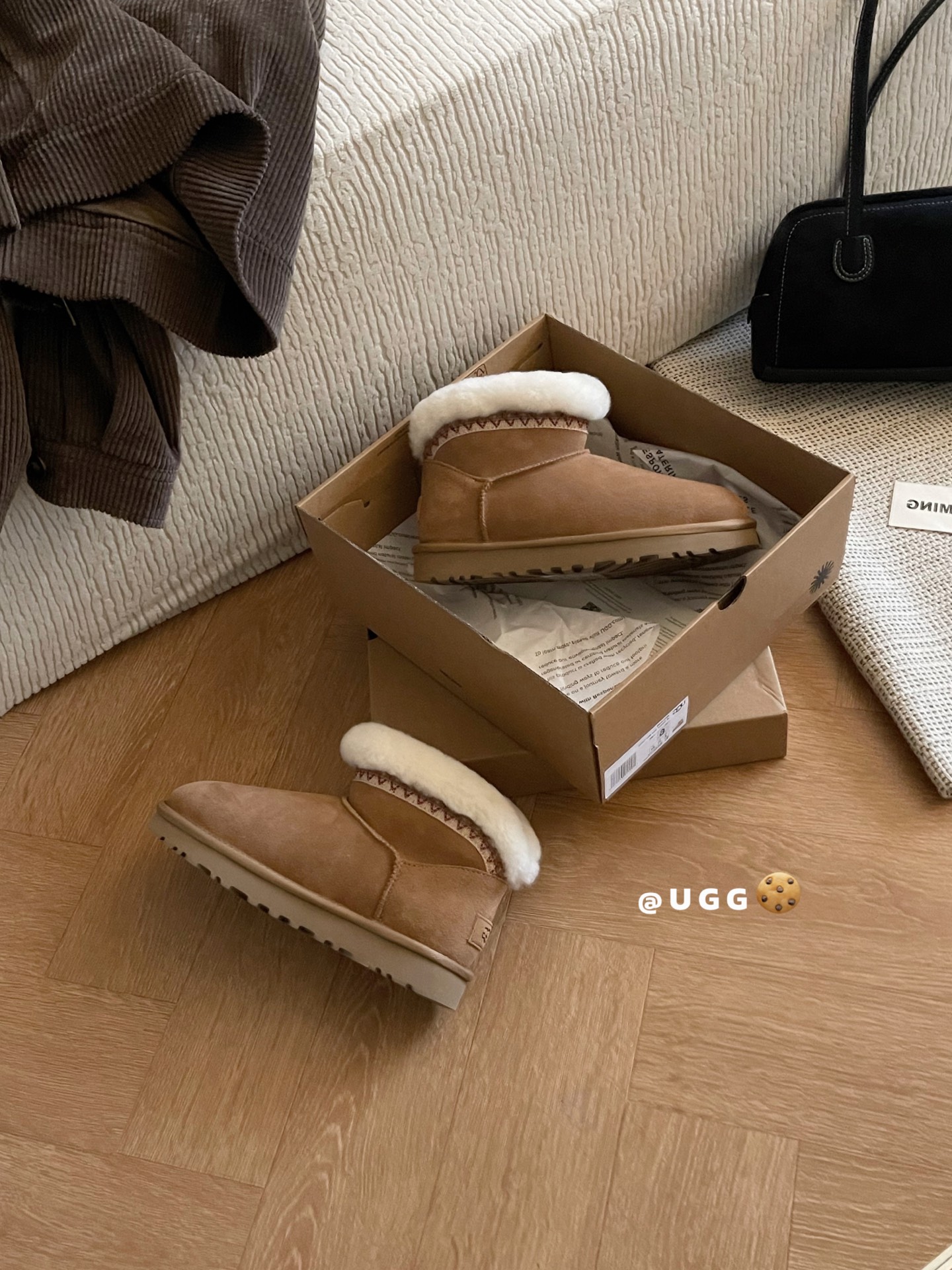 🔥UGG｜经典迷你 塔斯林款优质反绒皮面料，搭配内里的羊毛材质，既保证了质感，又能在冬季提供良好的保暖性