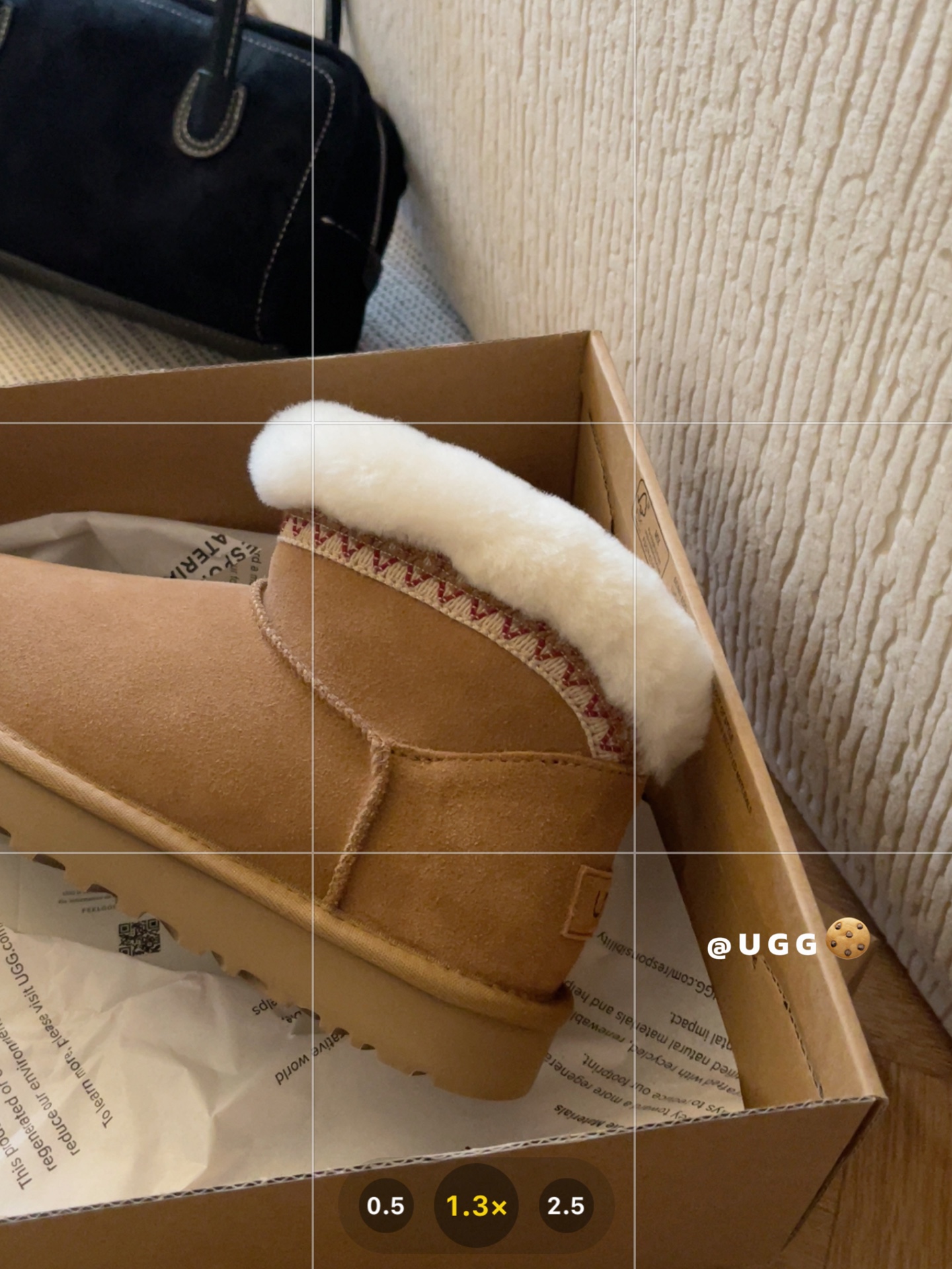 🔥UGG｜经典迷你 塔斯林款优质反绒皮面料，搭配内里的羊毛材质，既保证了质感，又能在冬季提供良好的保暖性