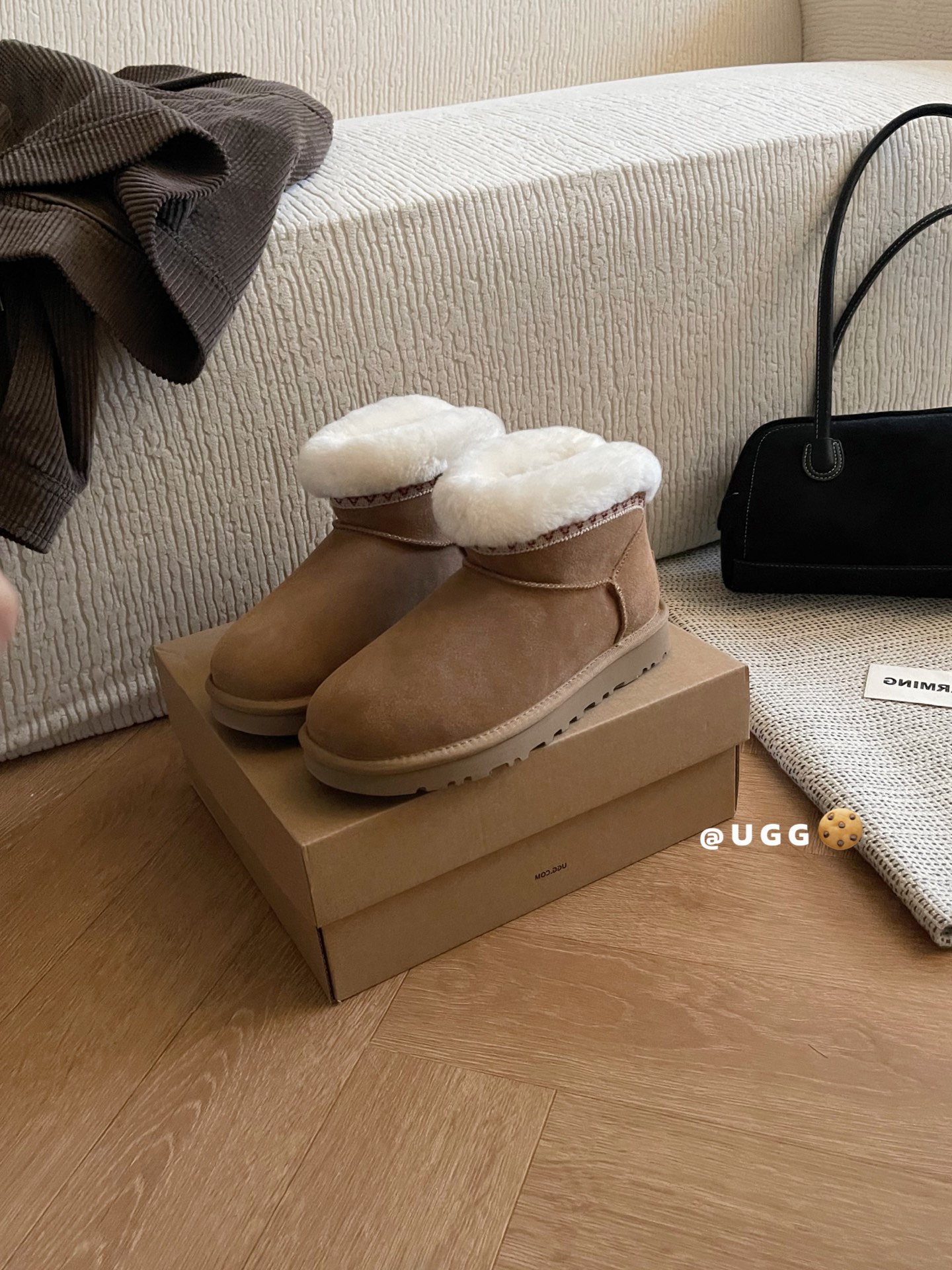 🔥UGG｜经典迷你 塔斯林款优质反绒皮面料，搭配内里的羊毛材质，既保证了质感，又能在冬季提供良好的保暖性