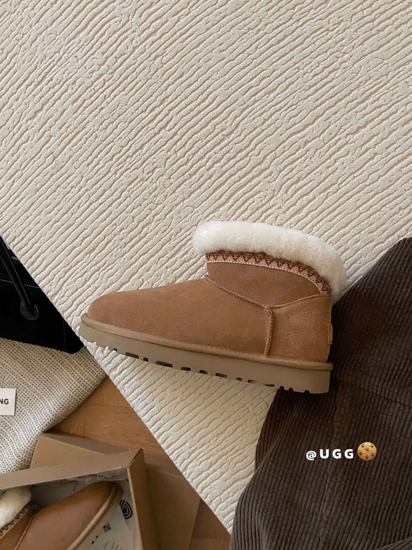🔥UGG｜经典迷你 塔斯林款优质反绒皮面料，搭配内里的羊毛材质，既保证了质感，又能在冬季提供良好的保暖性