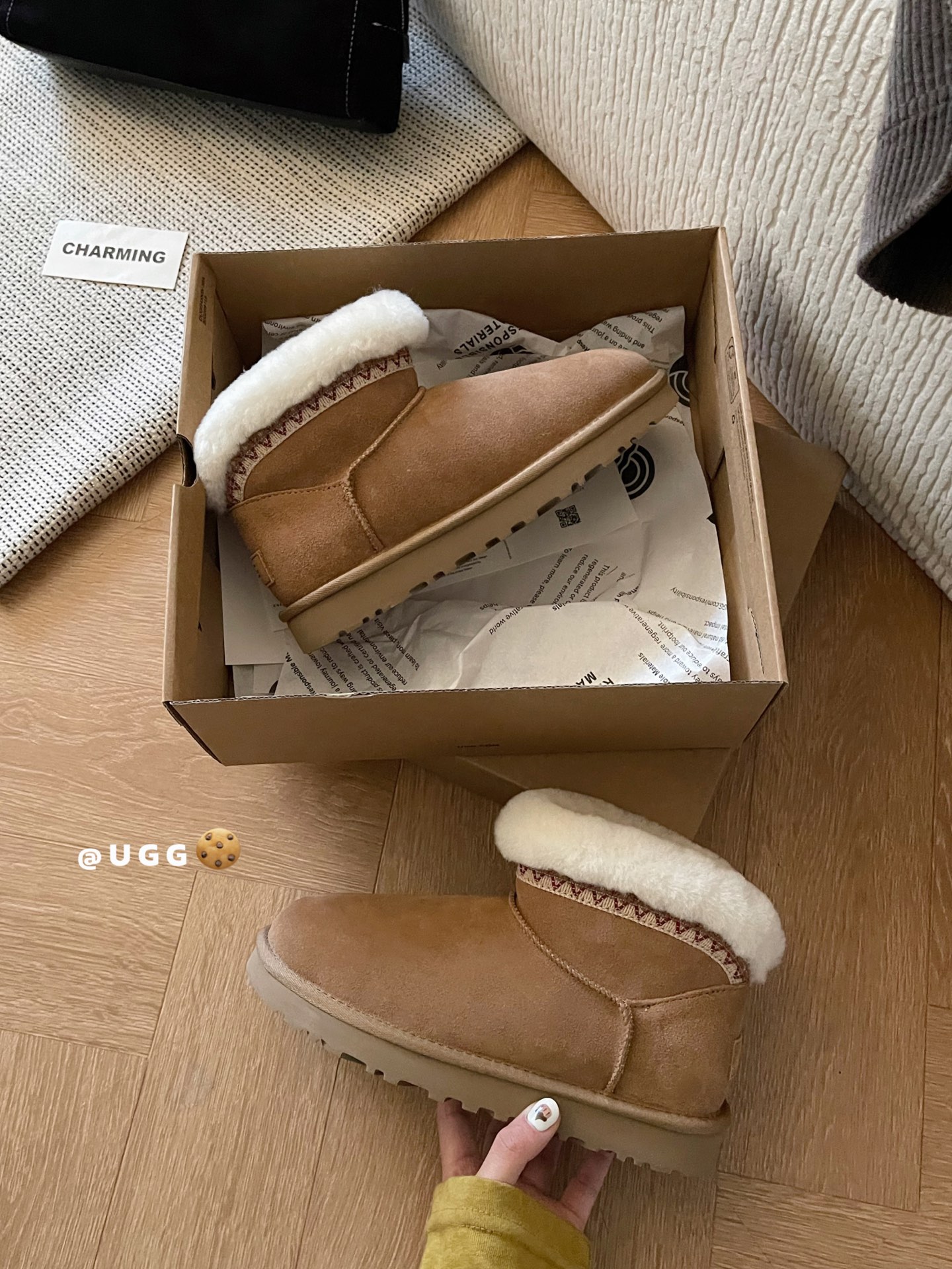🔥UGG｜经典迷你 塔斯林款优质反绒皮面料，搭配内里的羊毛材质，既保证了质感，又能在冬季提供良好的保暖性