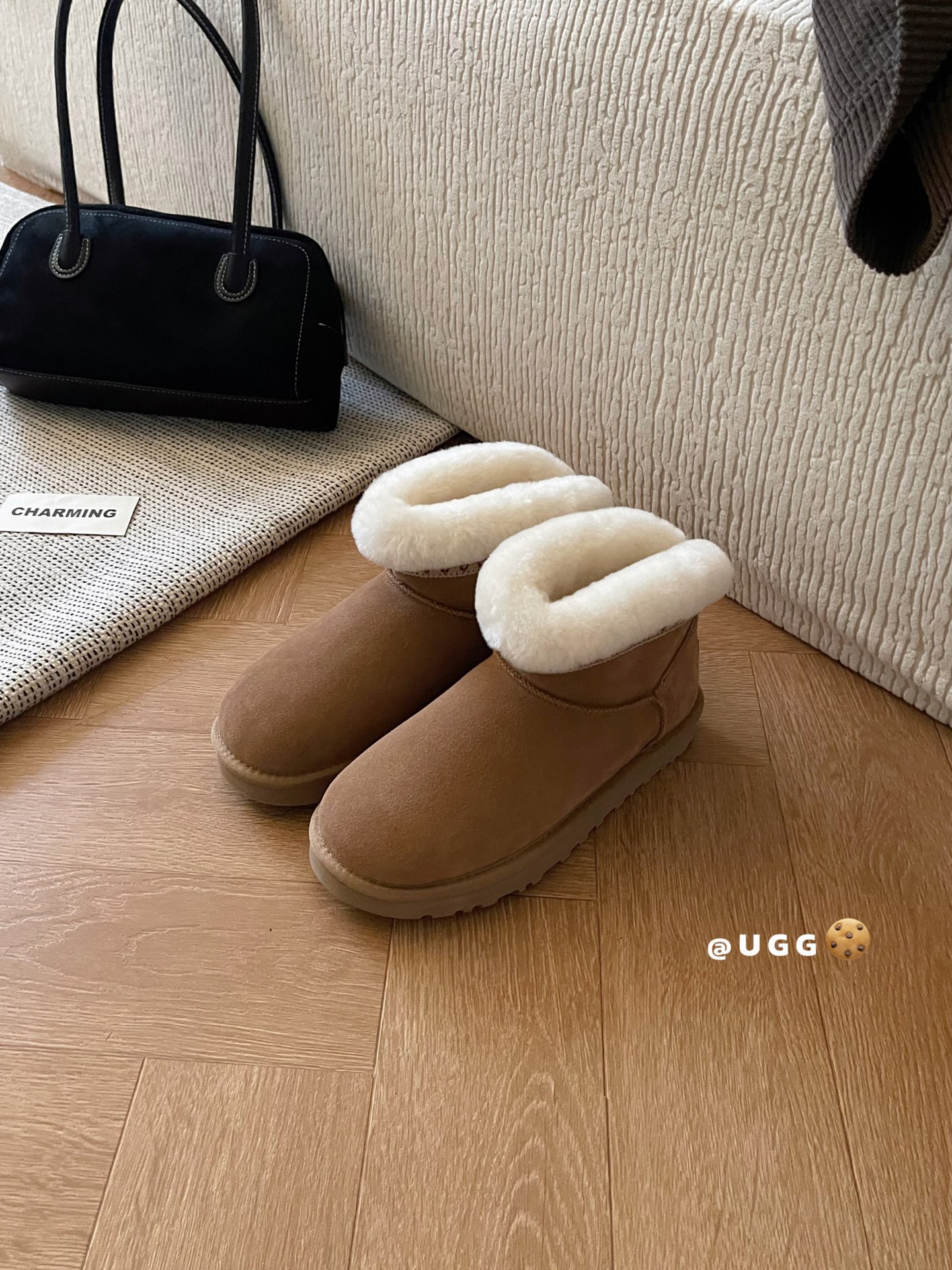 🔥UGG｜经典迷你 塔斯林款优质反绒皮面料，搭配内里的羊毛材质，既保证了质感，又能在冬季提供良好的保暖性