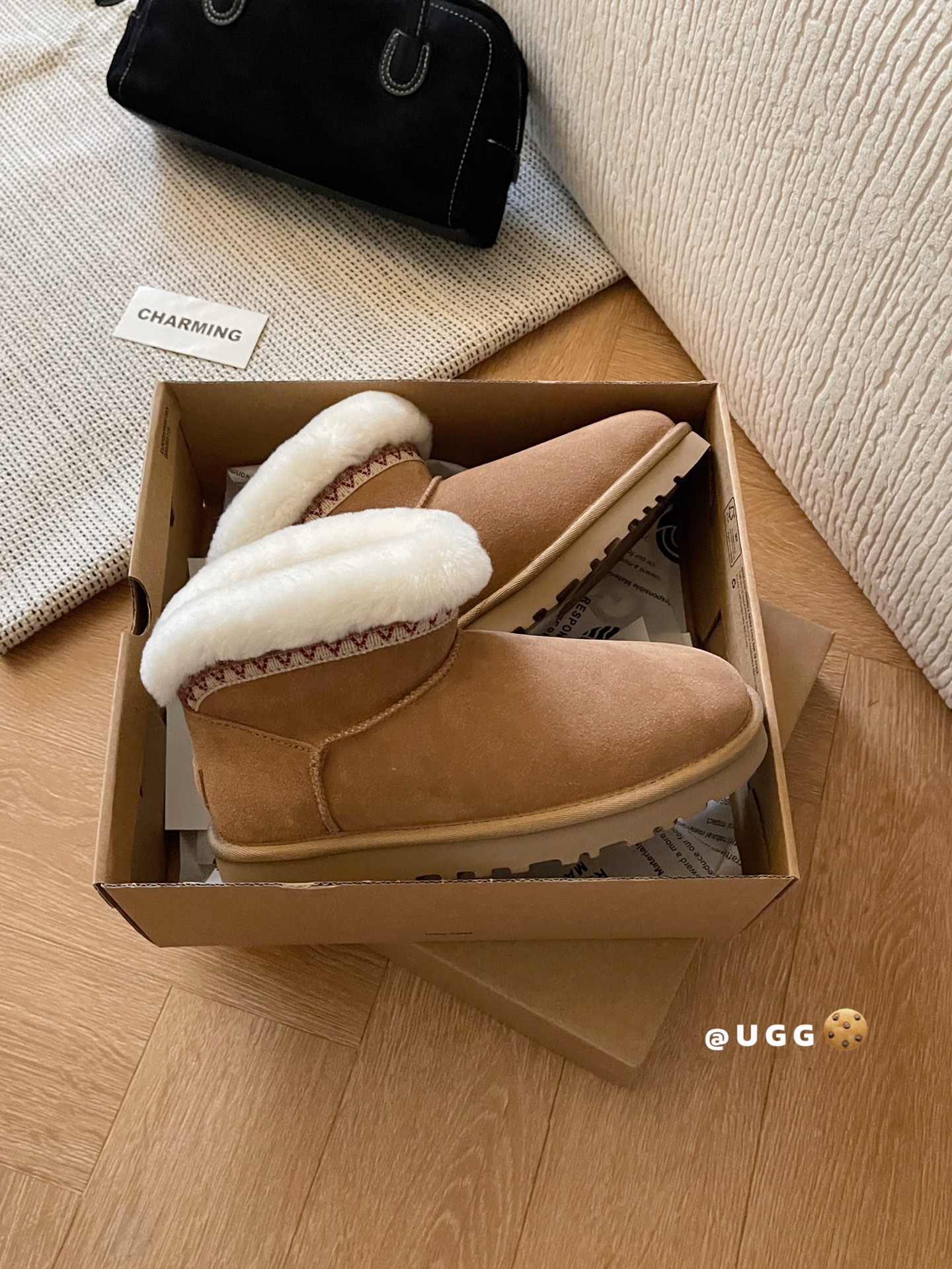 🔥UGG｜经典迷你 塔斯林款优质反绒皮面料，搭配内里的羊毛材质，既保证了质感，又能在冬季提供良好的保暖性