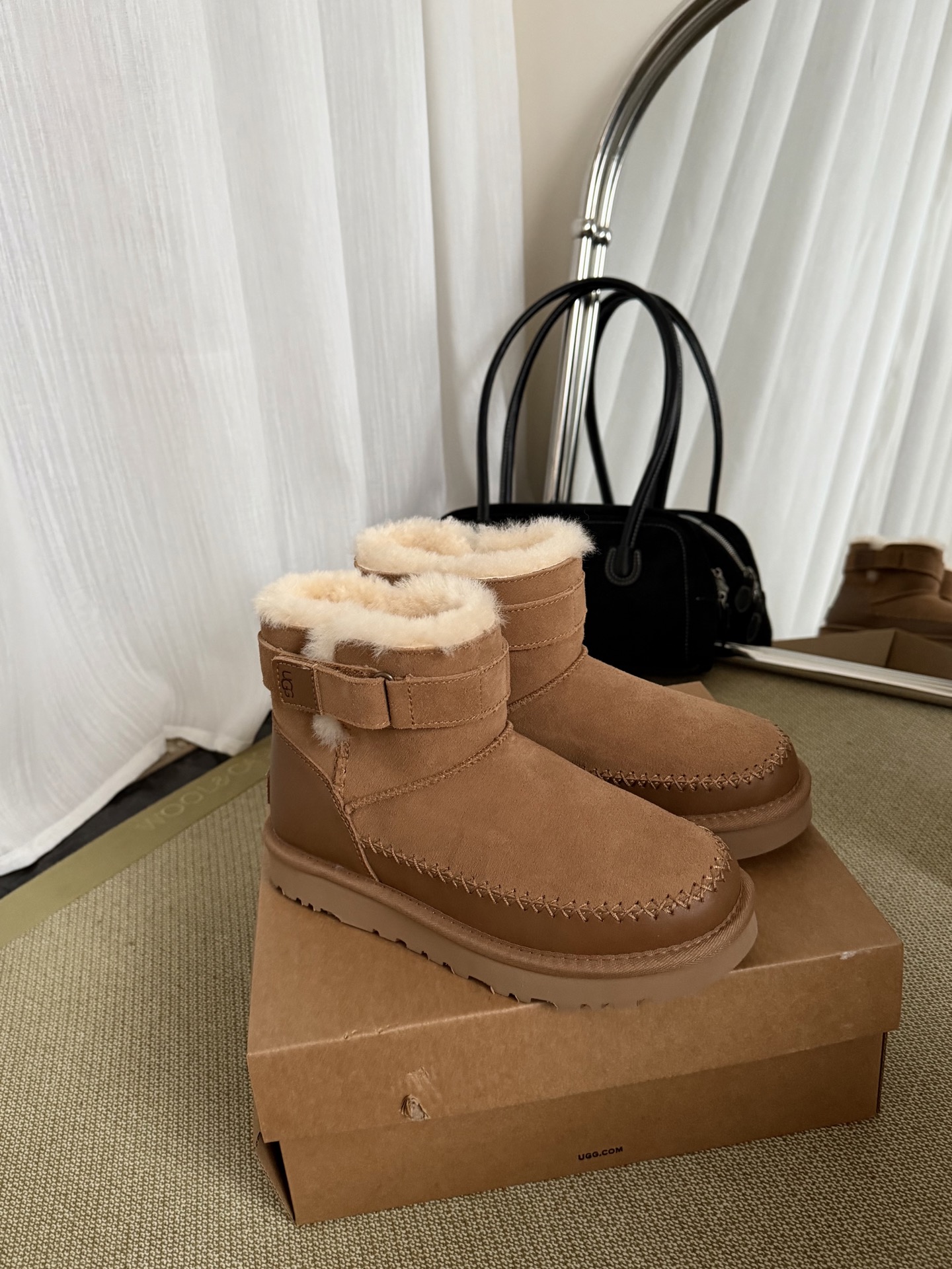 🔥UGG｜瑞秋切克靴脚踝搭扣 内里开叉方便穿脱🥰很有手工元素 非常休闲百搭油蜡皮封边细节质感满满哦😎搭扣