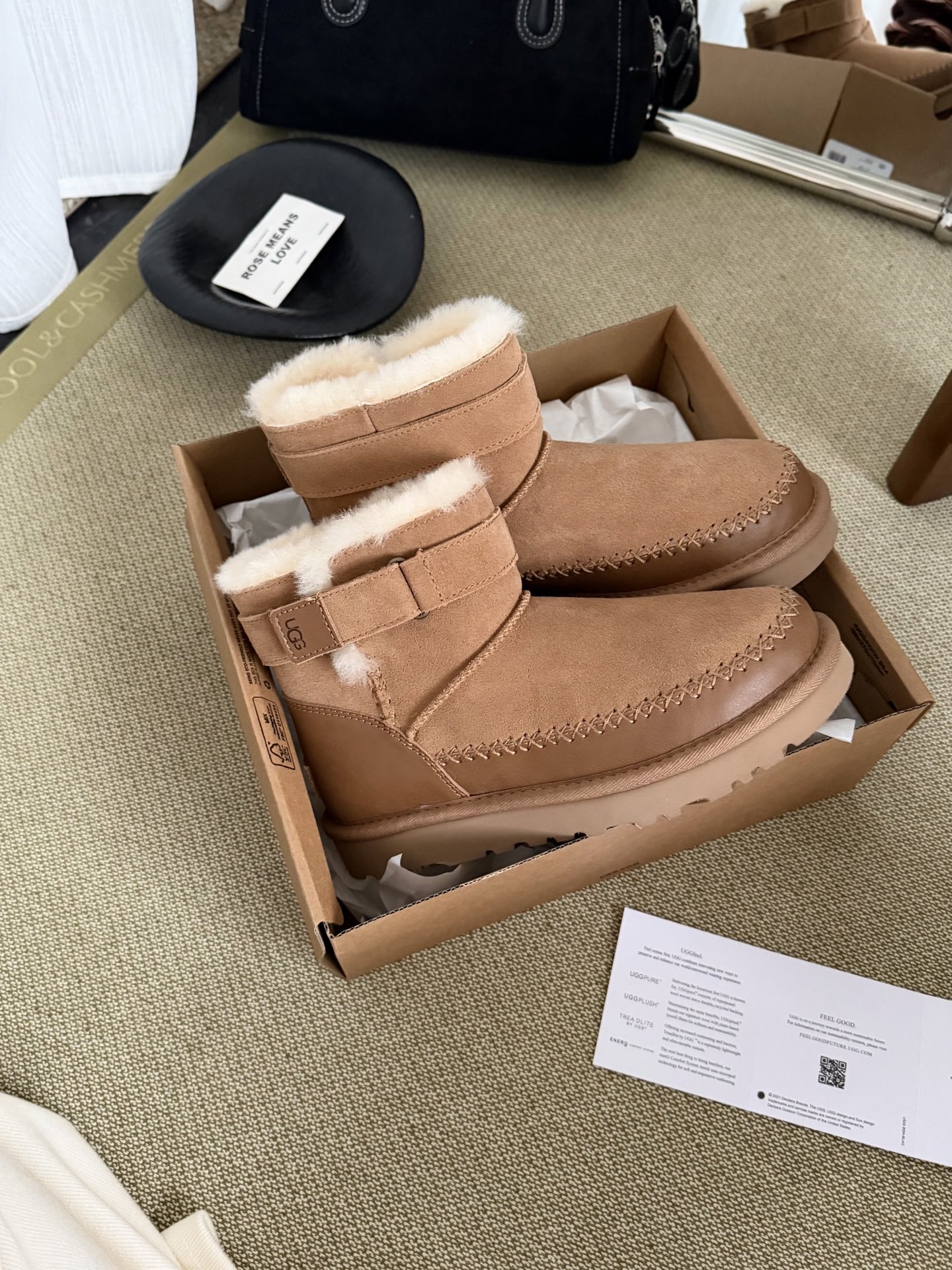 🔥UGG｜瑞秋切克靴脚踝搭扣 内里开叉方便穿脱🥰很有手工元素 非常休闲百搭油蜡皮封边细节质感满满哦😎搭扣