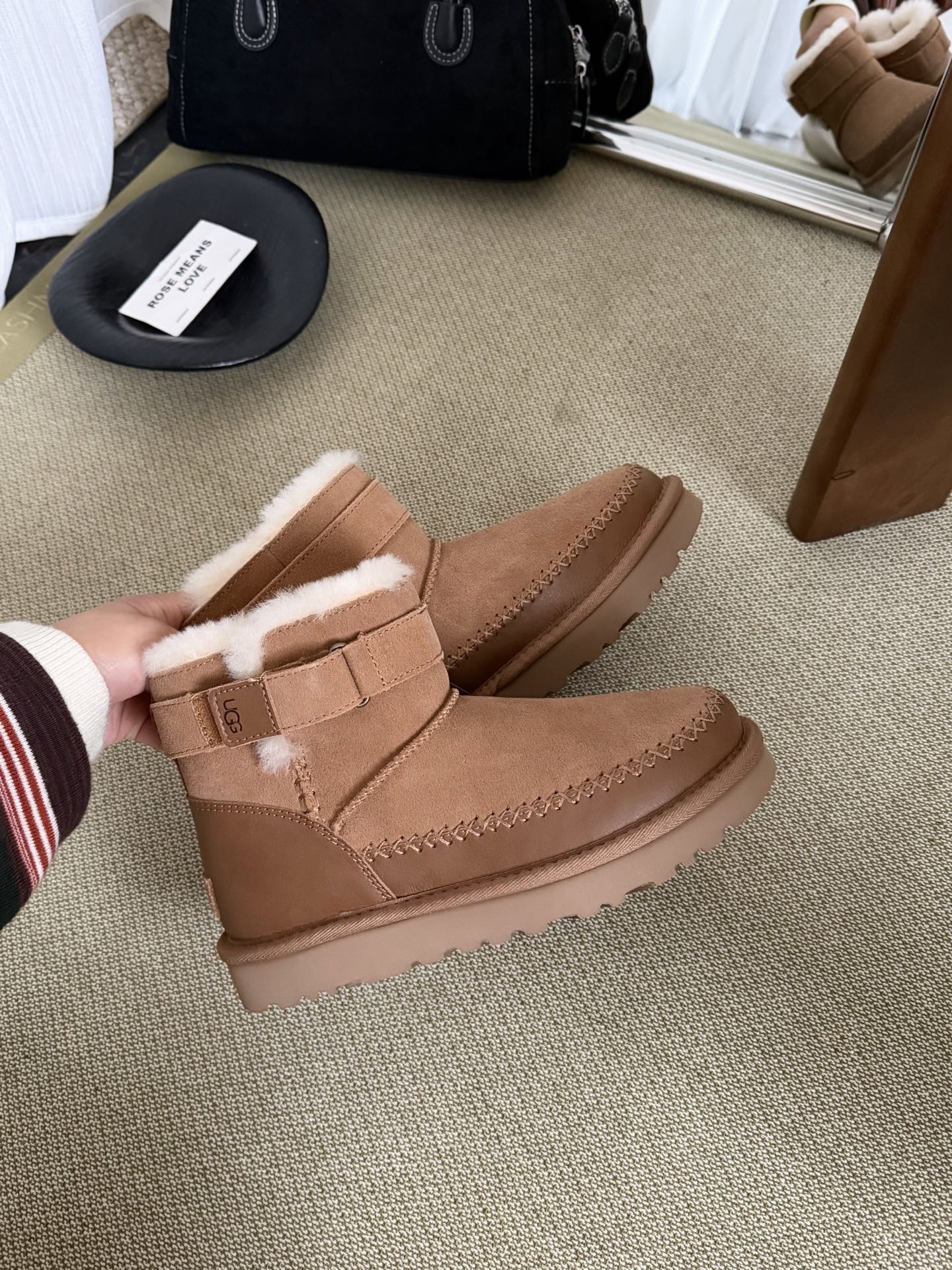 🔥UGG｜瑞秋切克靴脚踝搭扣 内里开叉方便穿脱🥰很有手工元素 非常休闲百搭油蜡皮封边细节质感满满哦😎搭扣