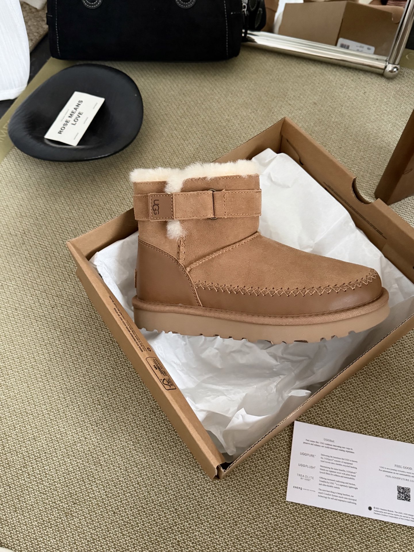 🔥UGG｜瑞秋切克靴脚踝搭扣 内里开叉方便穿脱🥰很有手工元素 非常休闲百搭油蜡皮封边细节质感满满哦😎搭扣