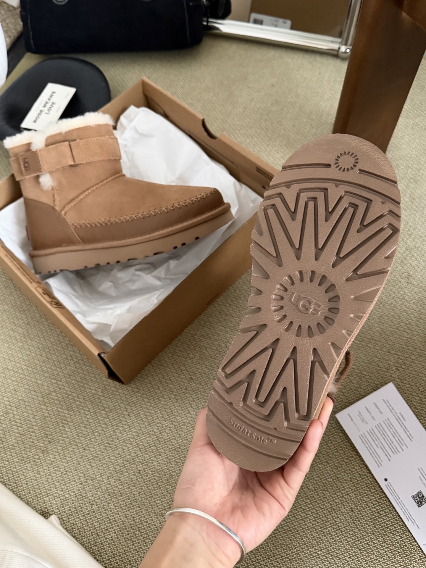 🔥UGG｜瑞秋切克靴脚踝搭扣 内里开叉方便穿脱🥰很有手工元素 非常休闲百搭油蜡皮封边细节质感满满哦😎搭扣