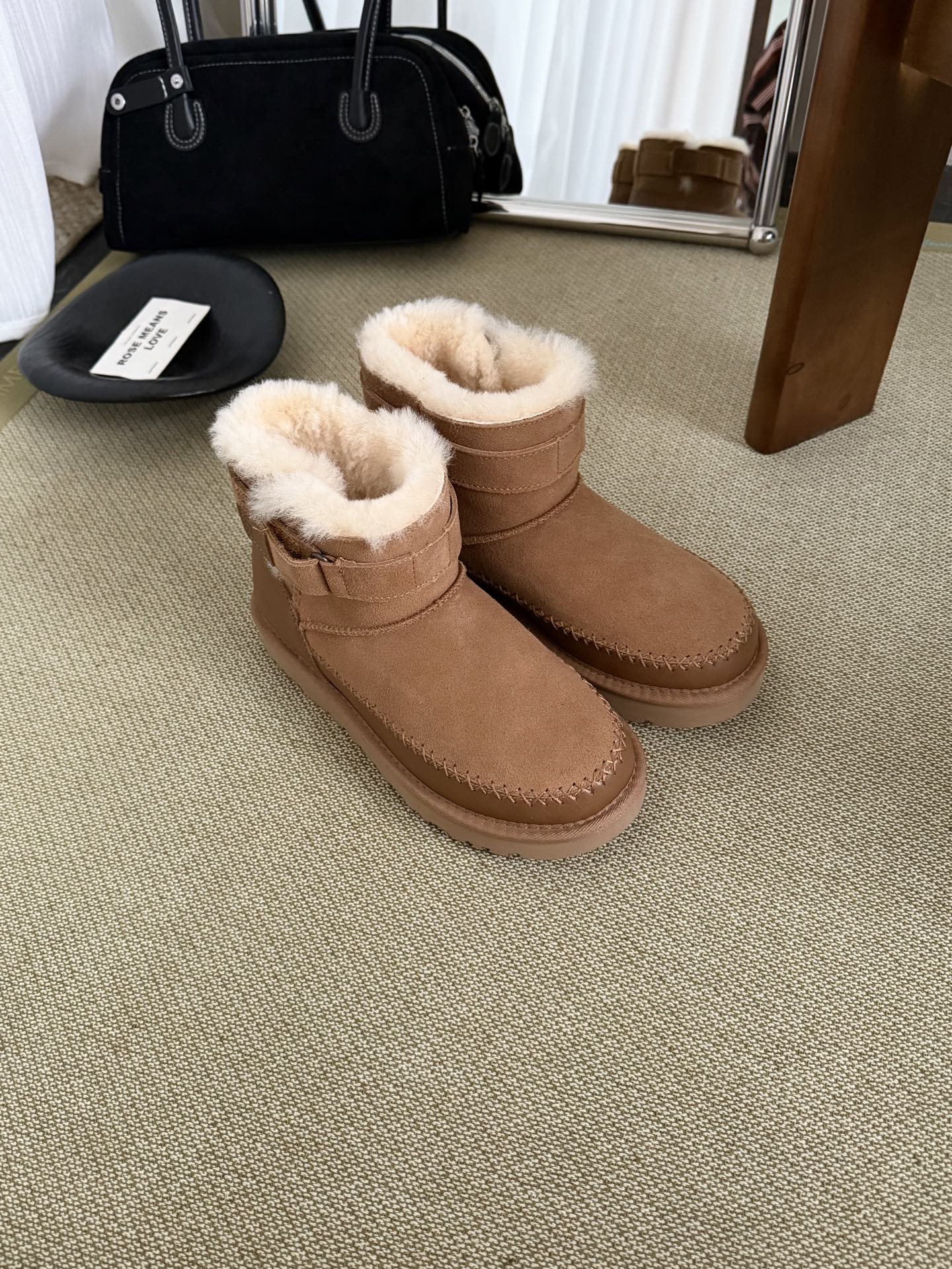 🔥UGG｜瑞秋切克靴脚踝搭扣 内里开叉方便穿脱🥰很有手工元素 非常休闲百搭油蜡皮封边细节质感满满哦😎搭扣