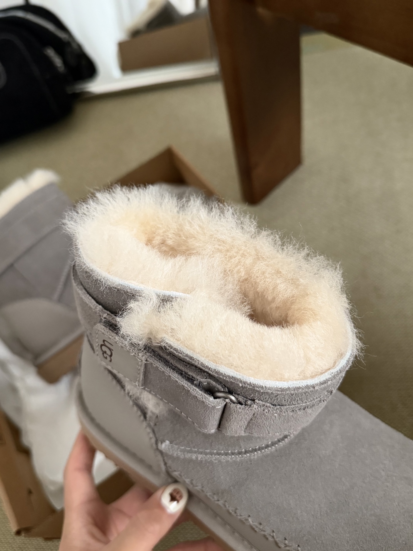 🔥UGG｜瑞秋切克靴脚踝搭扣 内里开叉方便穿脱🥰很有手工元素 非常休闲百搭油蜡皮封边细节质感满满哦😎搭扣
