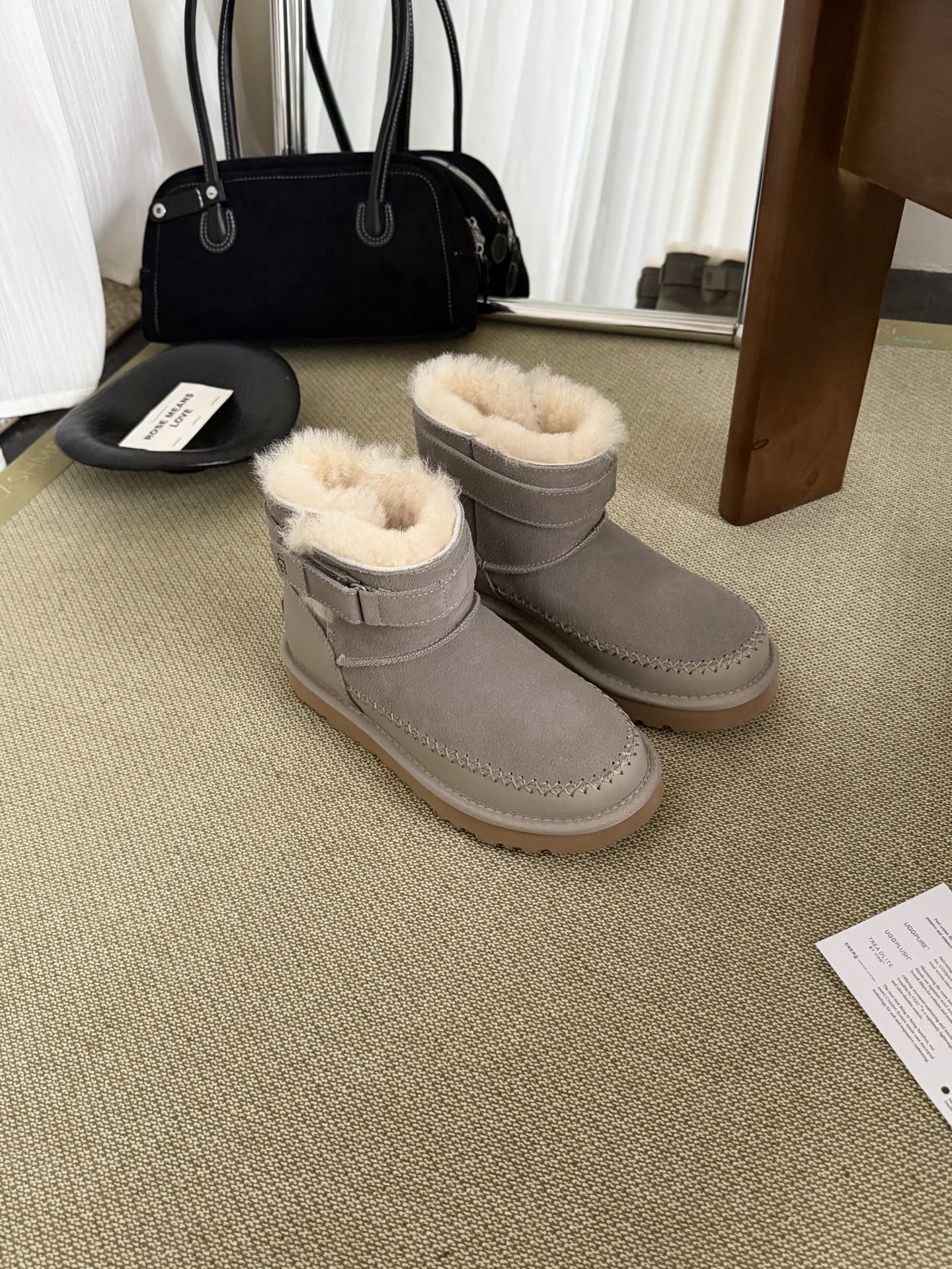 🔥UGG｜瑞秋切克靴脚踝搭扣 内里开叉方便穿脱🥰很有手工元素 非常休闲百搭油蜡皮封边细节质感满满哦😎搭扣