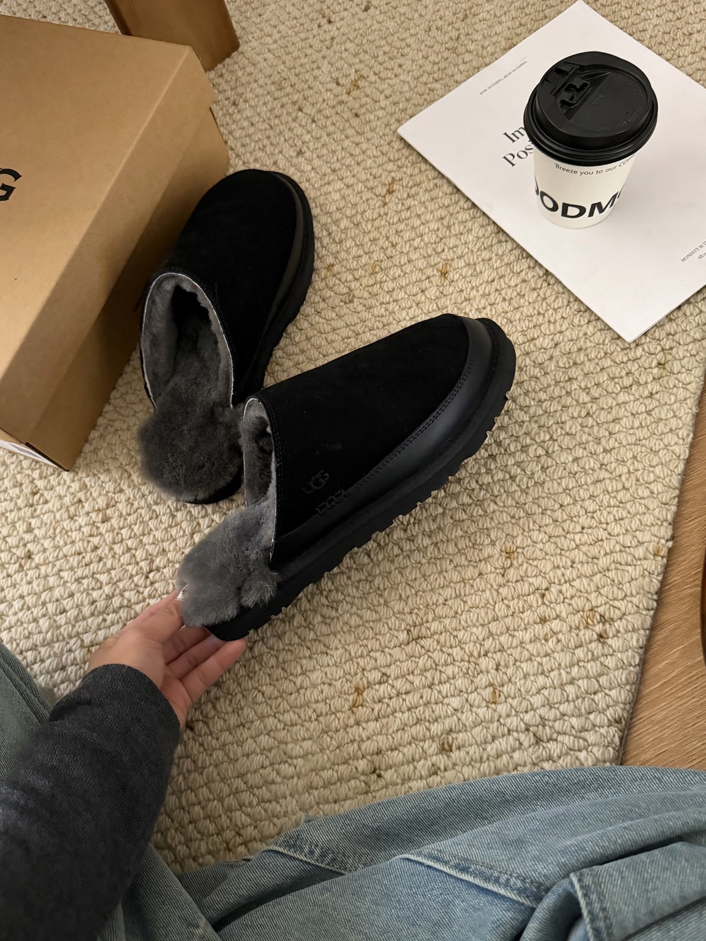 🔥UGG|休闲游牧拖鞋牛剖层革翻毛皮 皮革鞋面侧面线迹 皮革挡泥板毛茸茸的触感,仿佛每一步都在云端上漫步