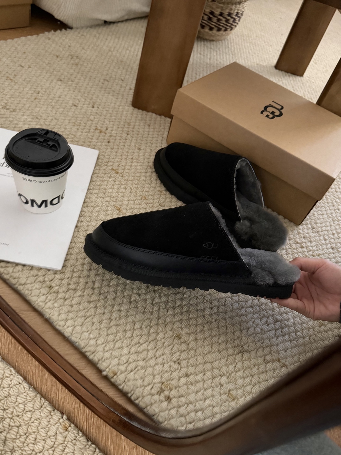 🔥UGG|休闲游牧拖鞋牛剖层革翻毛皮 皮革鞋面侧面线迹 皮革挡泥板毛茸茸的触感,仿佛每一步都在云端上漫步