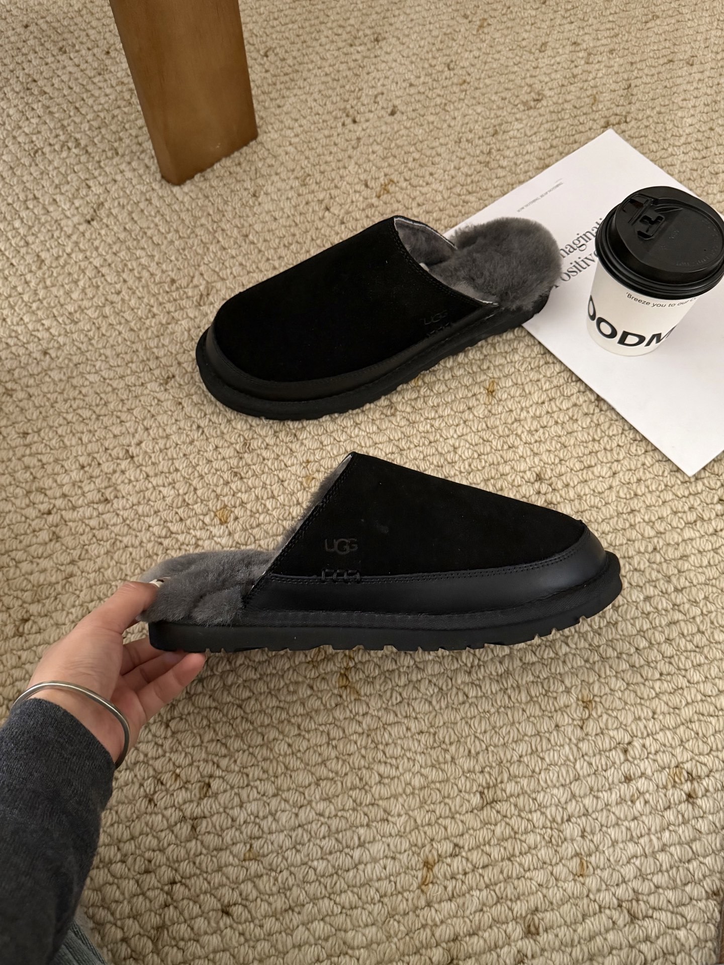 🔥UGG|休闲游牧拖鞋牛剖层革翻毛皮 皮革鞋面侧面线迹 皮革挡泥板毛茸茸的触感,仿佛每一步都在云端上漫步
