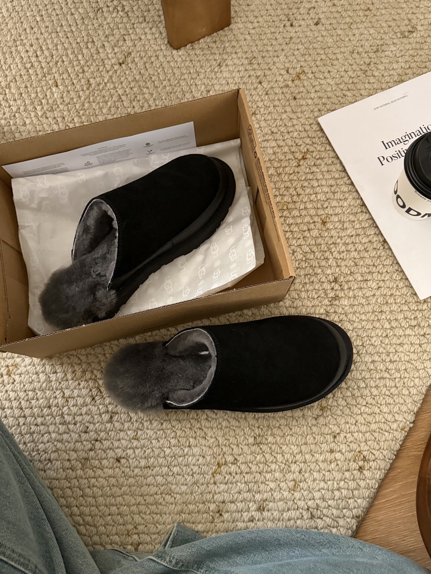 🔥UGG|休闲游牧拖鞋牛剖层革翻毛皮 皮革鞋面侧面线迹 皮革挡泥板毛茸茸的触感,仿佛每一步都在云端上漫步