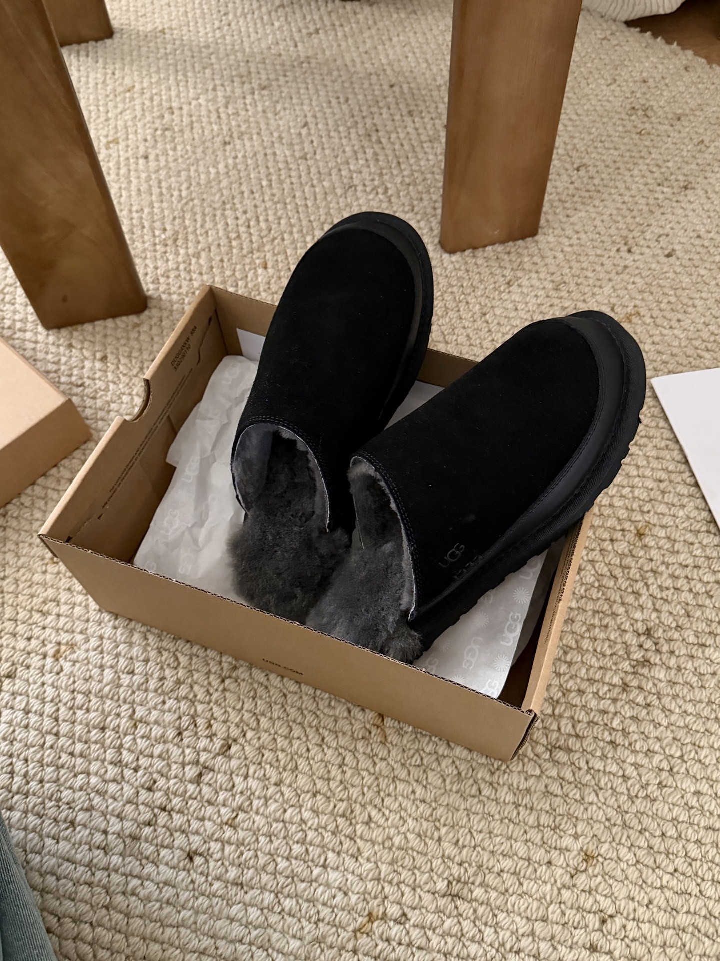 🔥UGG|休闲游牧拖鞋牛剖层革翻毛皮 皮革鞋面侧面线迹 皮革挡泥板毛茸茸的触感,仿佛每一步都在云端上漫步