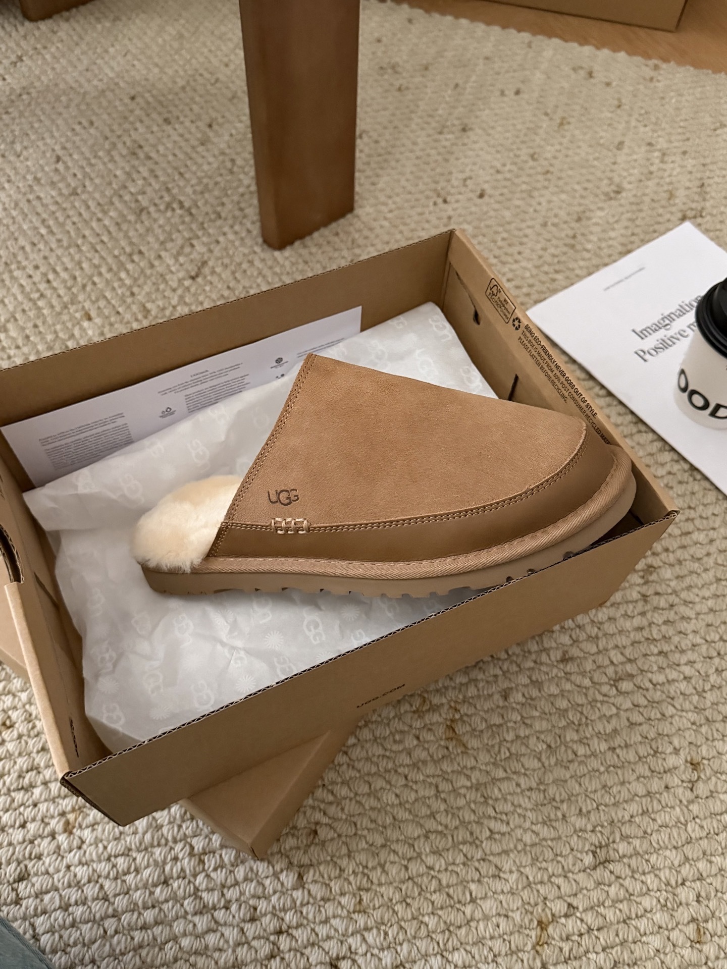🔥UGG|休闲游牧拖鞋牛剖层革翻毛皮 皮革鞋面侧面线迹 皮革挡泥板毛茸茸的触感,仿佛每一步都在云端上漫步
