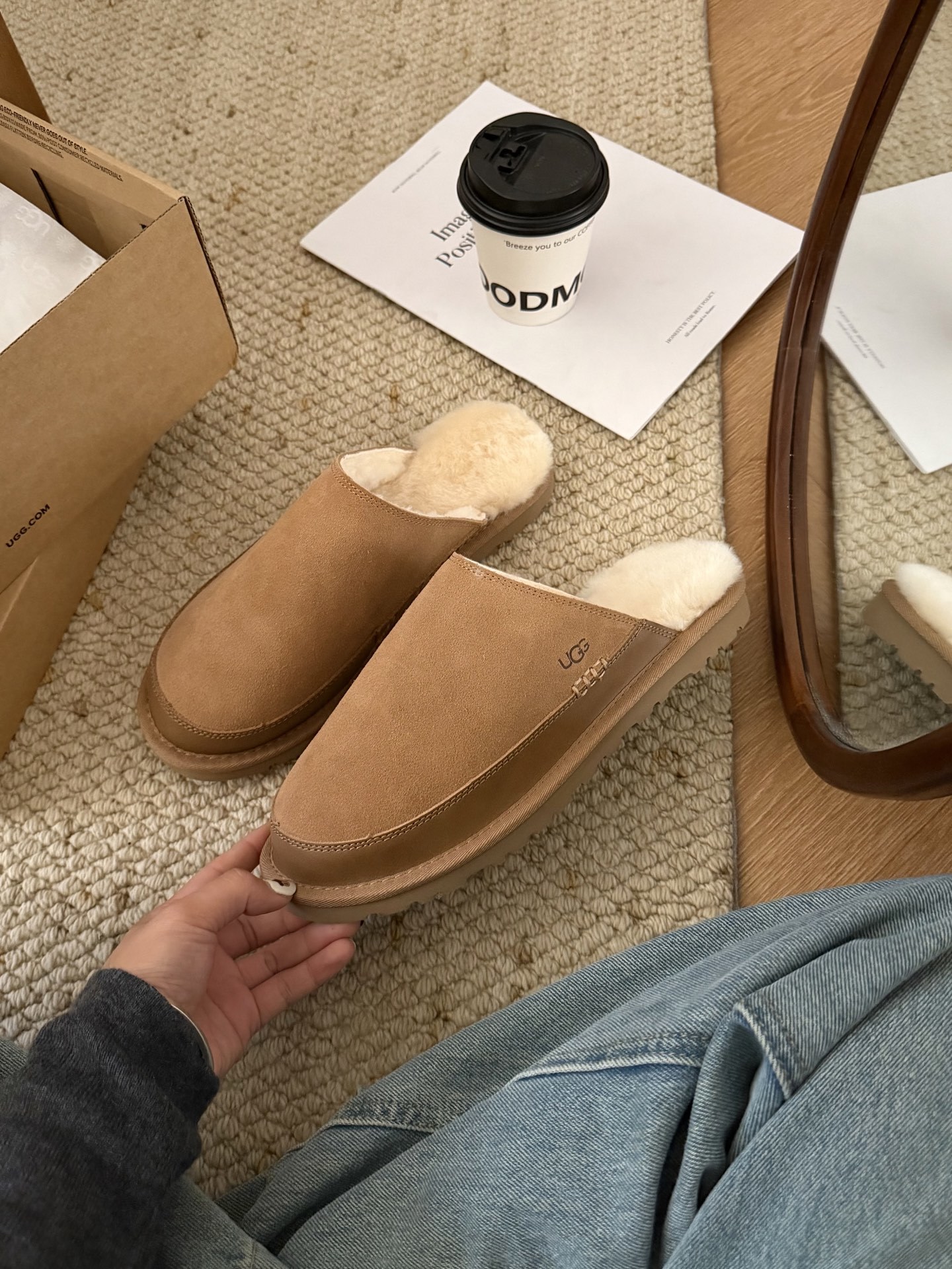 🔥UGG|休闲游牧拖鞋牛剖层革翻毛皮 皮革鞋面侧面线迹 皮革挡泥板毛茸茸的触感,仿佛每一步都在云端上漫步