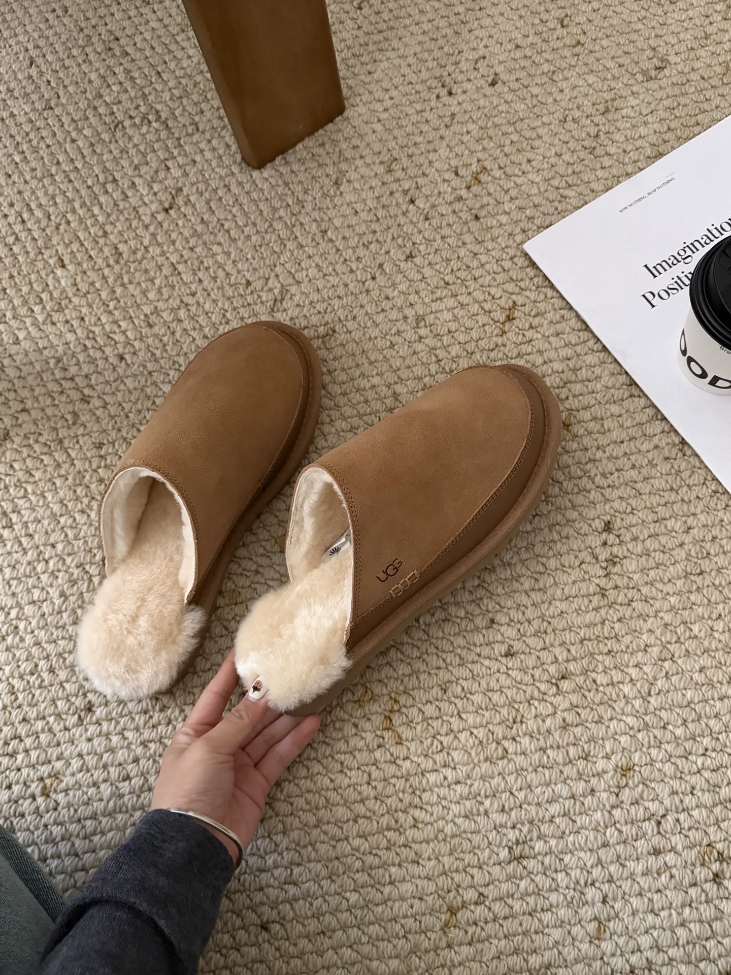 🔥UGG|休闲游牧拖鞋牛剖层革翻毛皮 皮革鞋面侧面线迹 皮革挡泥板毛茸茸的触感,仿佛每一步都在云端上漫步