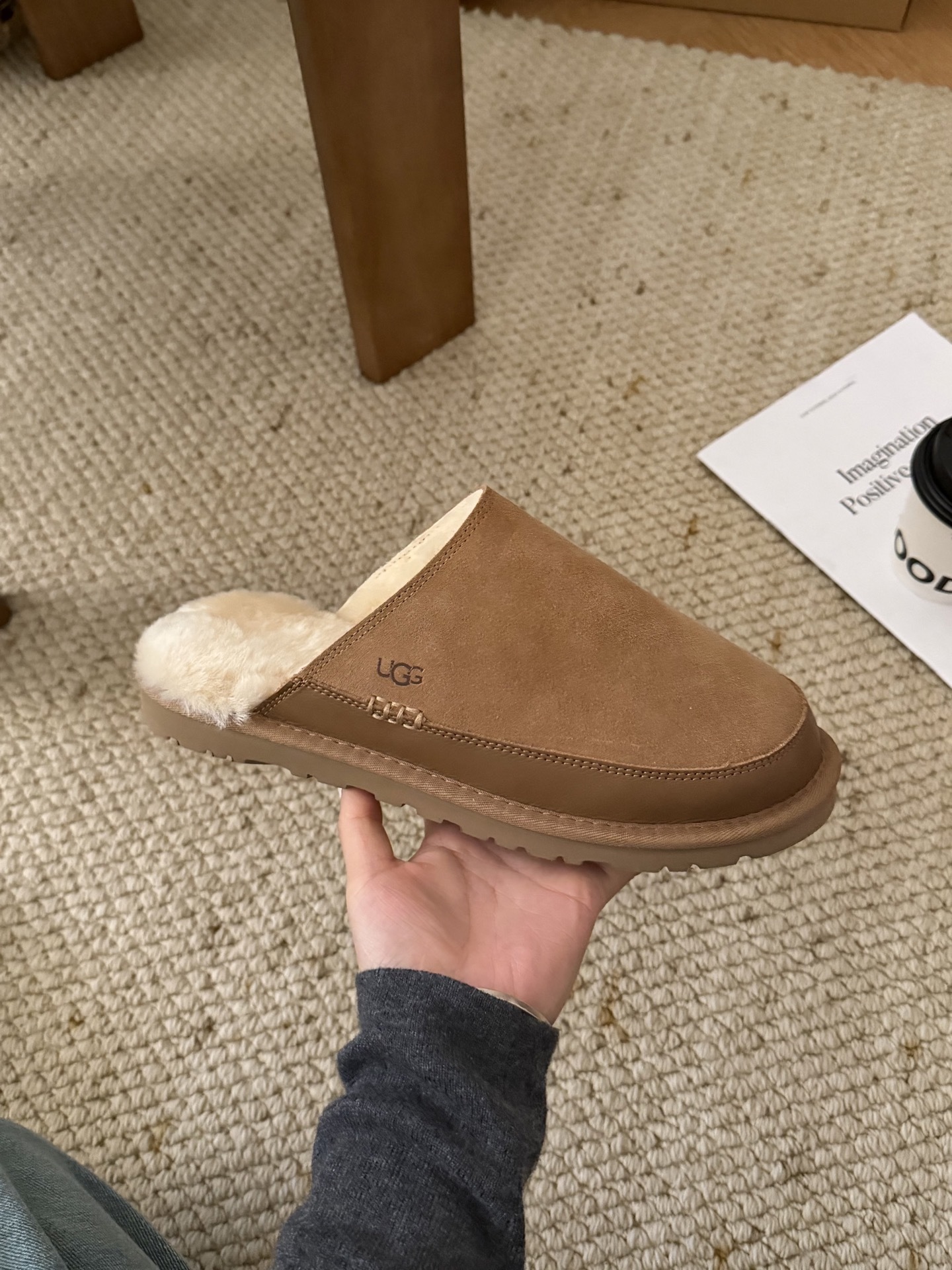 🔥UGG|休闲游牧拖鞋牛剖层革翻毛皮 皮革鞋面侧面线迹 皮革挡泥板毛茸茸的触感,仿佛每一步都在云端上漫步