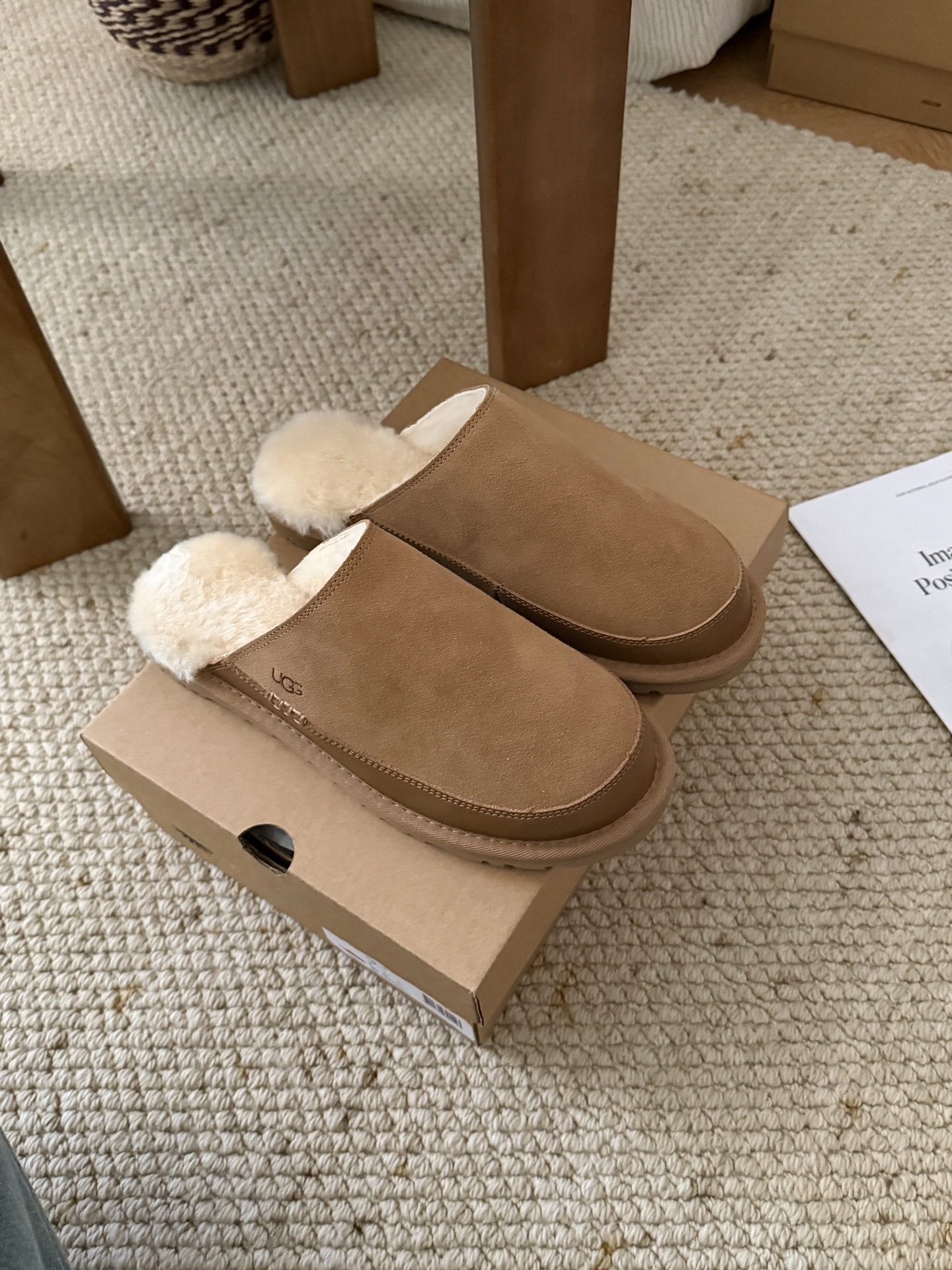 🔥UGG|休闲游牧拖鞋牛剖层革翻毛皮 皮革鞋面侧面线迹 皮革挡泥板毛茸茸的触感,仿佛每一步都在云端上漫步
