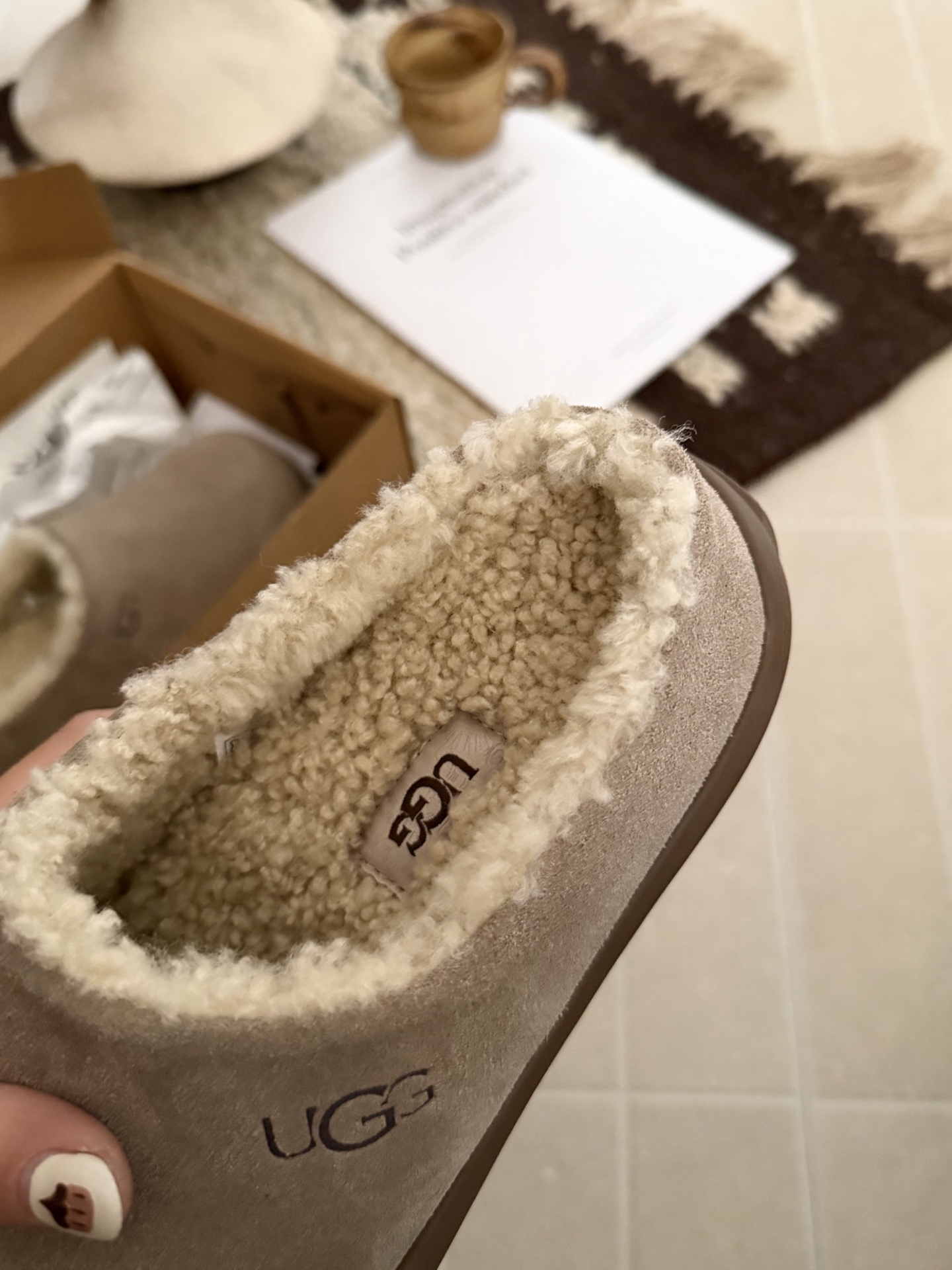 🔥UGG｜半包小土豆🥔这款UGG AS2100半包小土豆拖鞋，采用澳洲羊皮毛一体鞋面，柔软舒适，内里泰迪