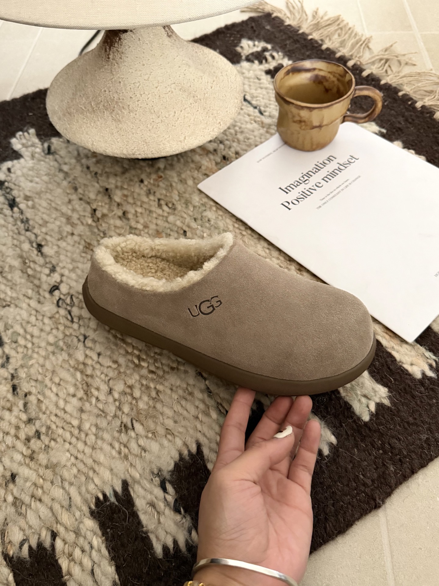 🔥UGG｜半包小土豆🥔这款UGG AS2100半包小土豆拖鞋，采用澳洲羊皮毛一体鞋面，柔软舒适，内里泰迪