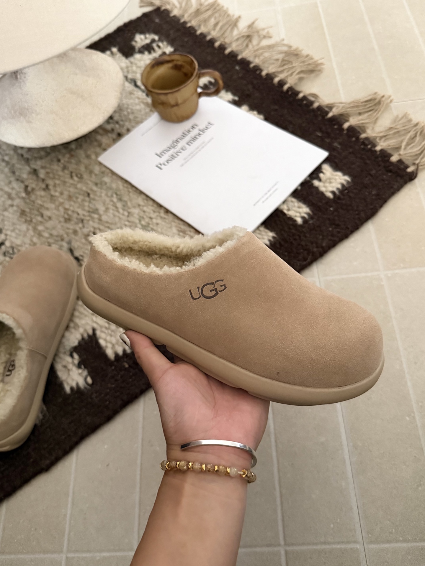 🔥UGG｜半包小土豆🥔这款UGG AS2100半包小土豆拖鞋，采用澳洲羊皮毛一体鞋面，柔软舒适，内里泰迪