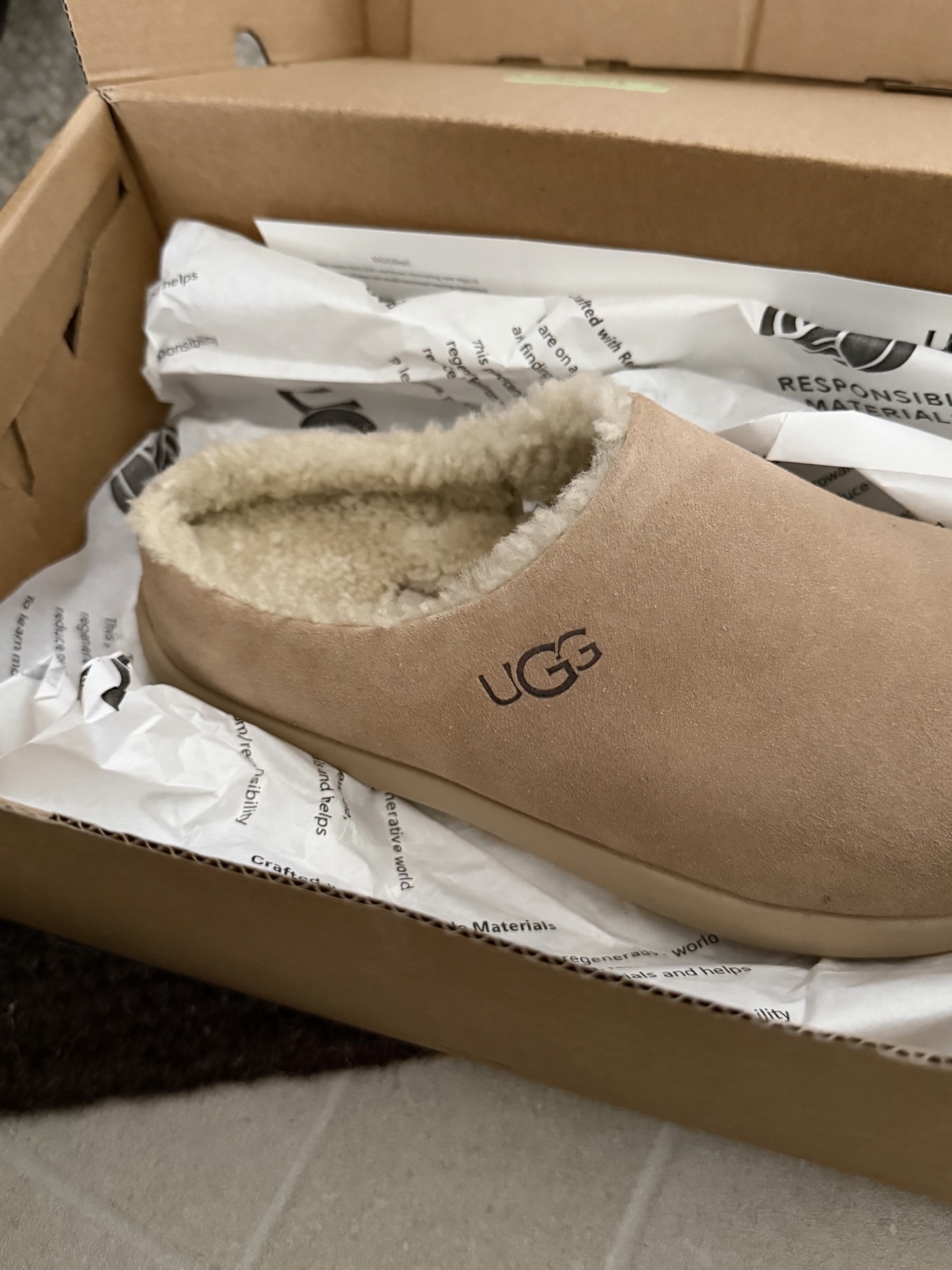 🔥UGG｜半包小土豆🥔这款UGG AS2100半包小土豆拖鞋，采用澳洲羊皮毛一体鞋面，柔软舒适，内里泰迪