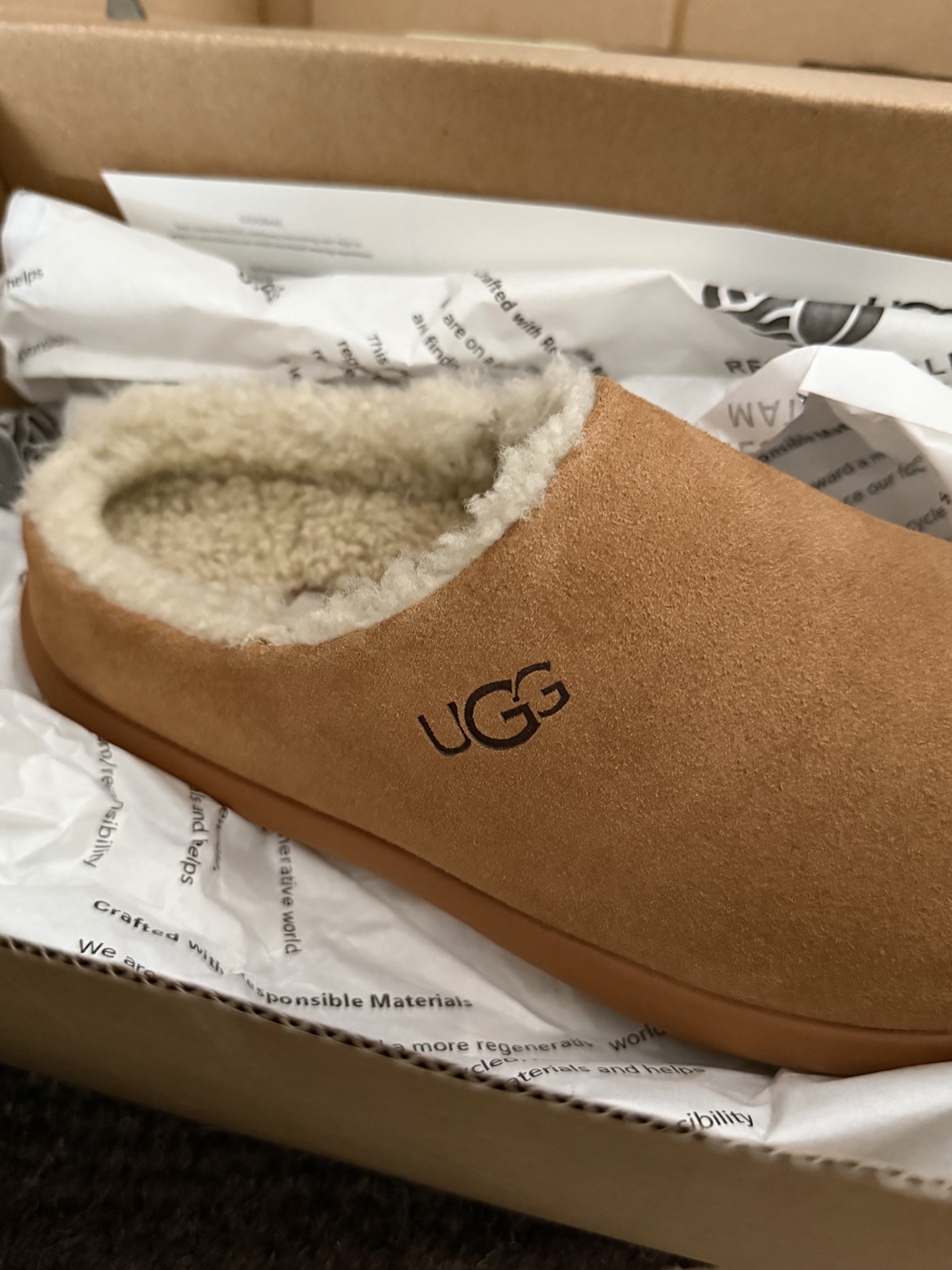 🔥UGG｜半包小土豆🥔这款UGG AS2100半包小土豆拖鞋，采用澳洲羊皮毛一体鞋面，柔软舒适，内里泰迪