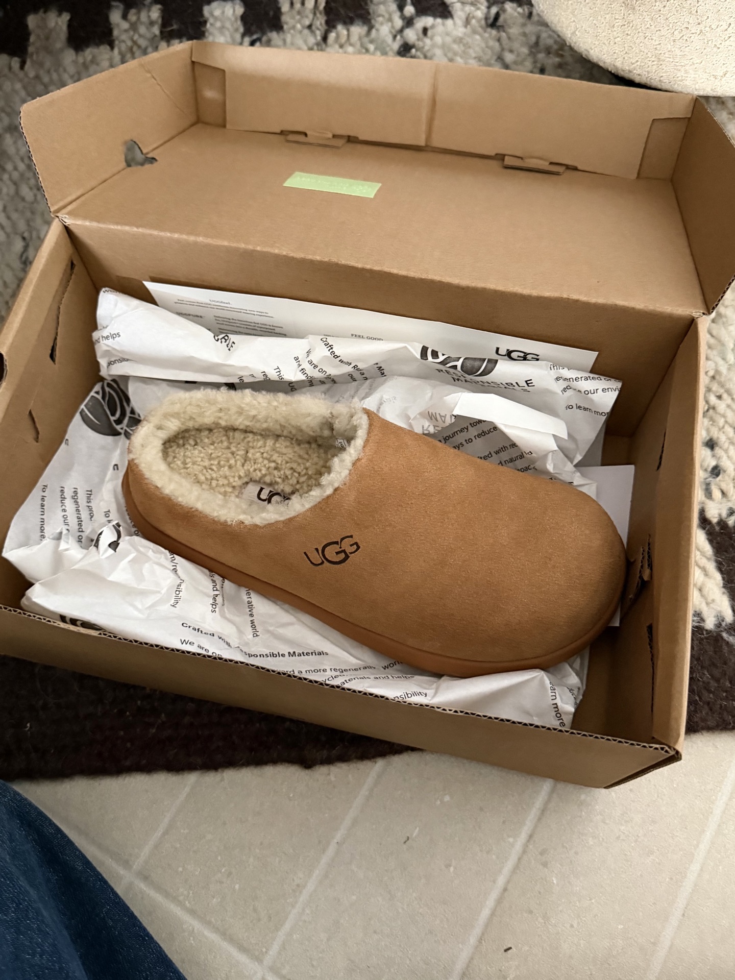 🔥UGG｜半包小土豆🥔这款UGG AS2100半包小土豆拖鞋，采用澳洲羊皮毛一体鞋面，柔软舒适，内里泰迪