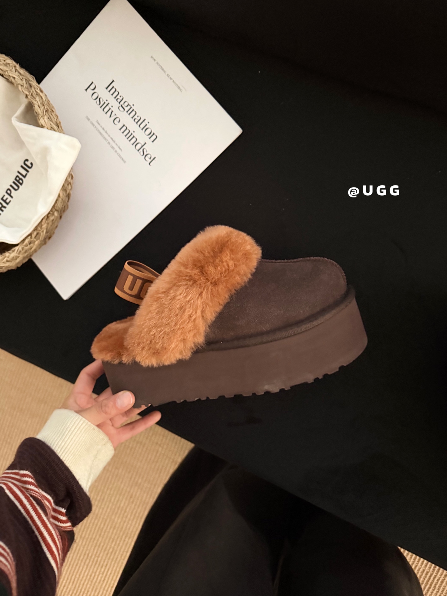 NO:593072,｜Five-centimeter strappy star slippers Eva platform soles. The inner lining of the shoe is made of sheepskin. The insole is made of real wool. It has an elastic band and is very comfortable for the foot. The thick-soled design will not stain the fur of the shoes:-1, semi-shoes, sheepskin19860909｜五公分绑带星拖 Eva松糕鞋底 鞋面内里羊皮毛一体、鞋垫为真羊毛材质 有松紧带很跟脚哦 厚底的设计也不会把鞋的毛毛弄脏 :-1,半拖毛毛鞋,sheepskin,Women's Shoes