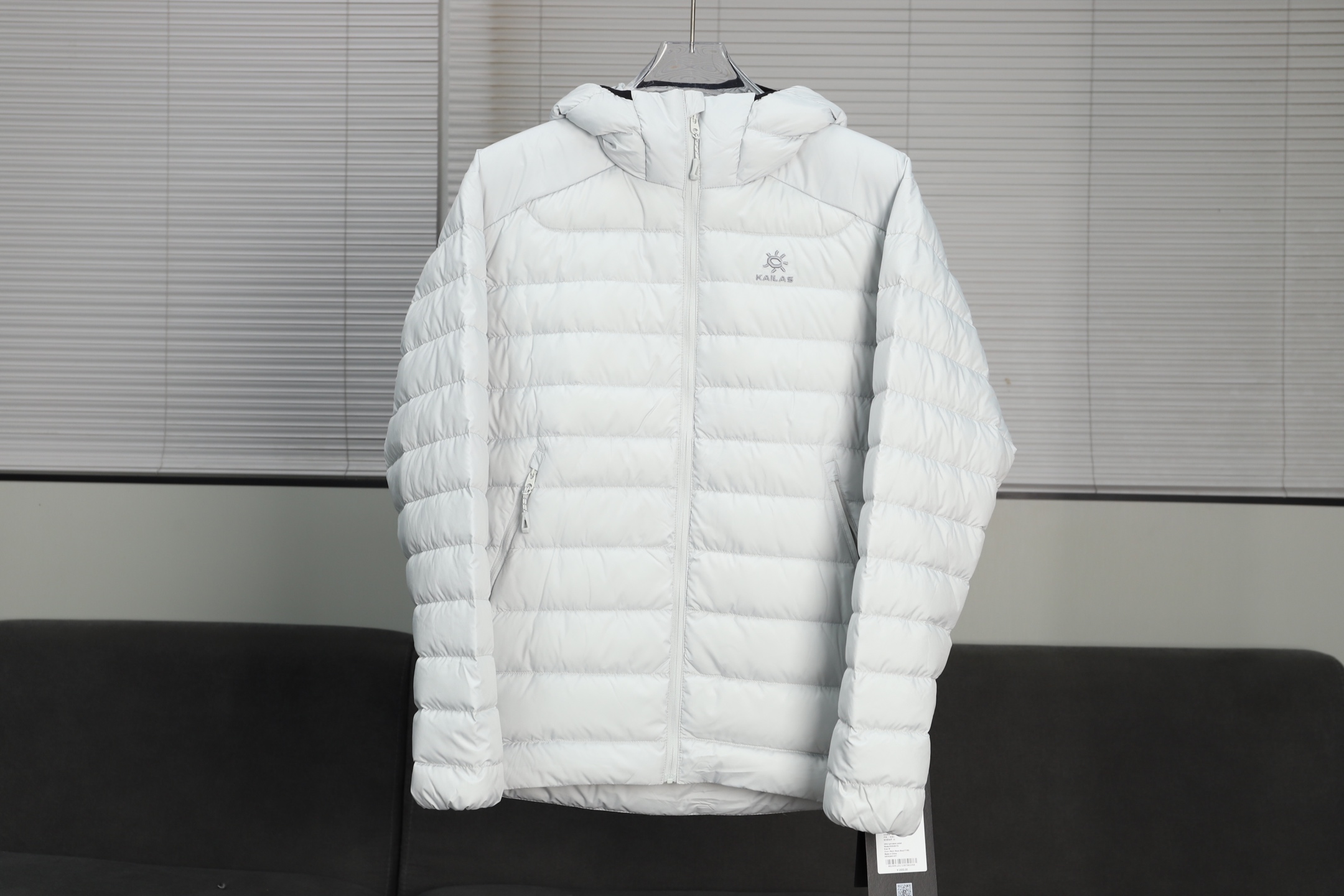 凯乐石KAILAS 连帽拉链休闲长袖羽绒服 
轻盈舒适，保暖性极好
上身不会臃肿
该羽绒服为轻量防泼面料且透气面料
能够有效阻挡寒风雨雪
轻盈又保暖，在寒冷环境中提供足够温暖

面料有光泽。
常规版型设计
加上复杂的制作工艺。
可适适用于各种天气的需求。

一想到羽绒服，大家就会想到保暖性和舒适度。
其更在意的是版型
面料裁剪凸显的立体感是一般羽绒服不能媲美的。
二为风帽与加高帽领，提供严密防护，
不遮挡视线，
双侧拉链，口袋内侧大容量网布，口袋装载性强，
下摆可调节绳扣，可自由收缩，防止冷风的侵袭

加上不规则航线工艺。
更加的有立体感
面料做防绒处理

上身利索，不臃肿
适合多种场合的穿搭，它不在于特别的搭配！