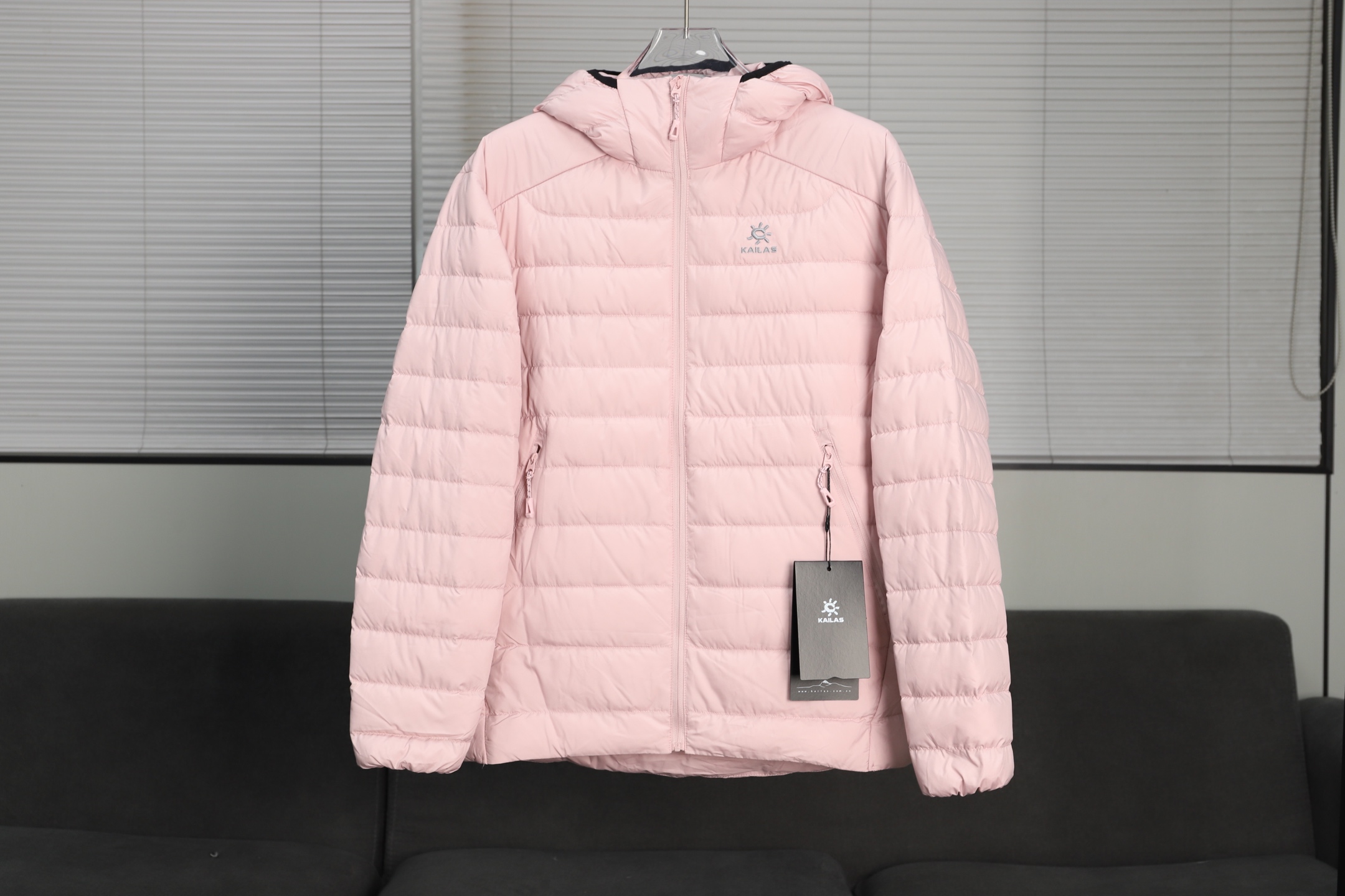 凯乐石KAILAS 连帽拉链休闲长袖羽绒服 
轻盈舒适，保暖性极好
上身不会臃肿
该羽绒服为轻量防泼面料且透气面料
能够有效阻挡寒风雨雪
轻盈又保暖，在寒冷环境中提供足够温暖

面料有光泽。
常规版型设计
加上复杂的制作工艺。
可适适用于各种天气的需求。

一想到羽绒服，大家就会想到保暖性和舒适度。
其更在意的是版型
面料裁剪凸显的立体感是一般羽绒服不能媲美的。
二为风帽与加高帽领，提供严密防护，
不遮挡视线，
双侧拉链，口袋内侧大容量网布，口袋装载性强，
下摆可调节绳扣，可自由收缩，防止冷风的侵袭

加上不规则航线工艺。
更加的有立体感
面料做防绒处理

上身利索，不臃肿
适合多种场合的穿搭，它不在于特别的搭配！