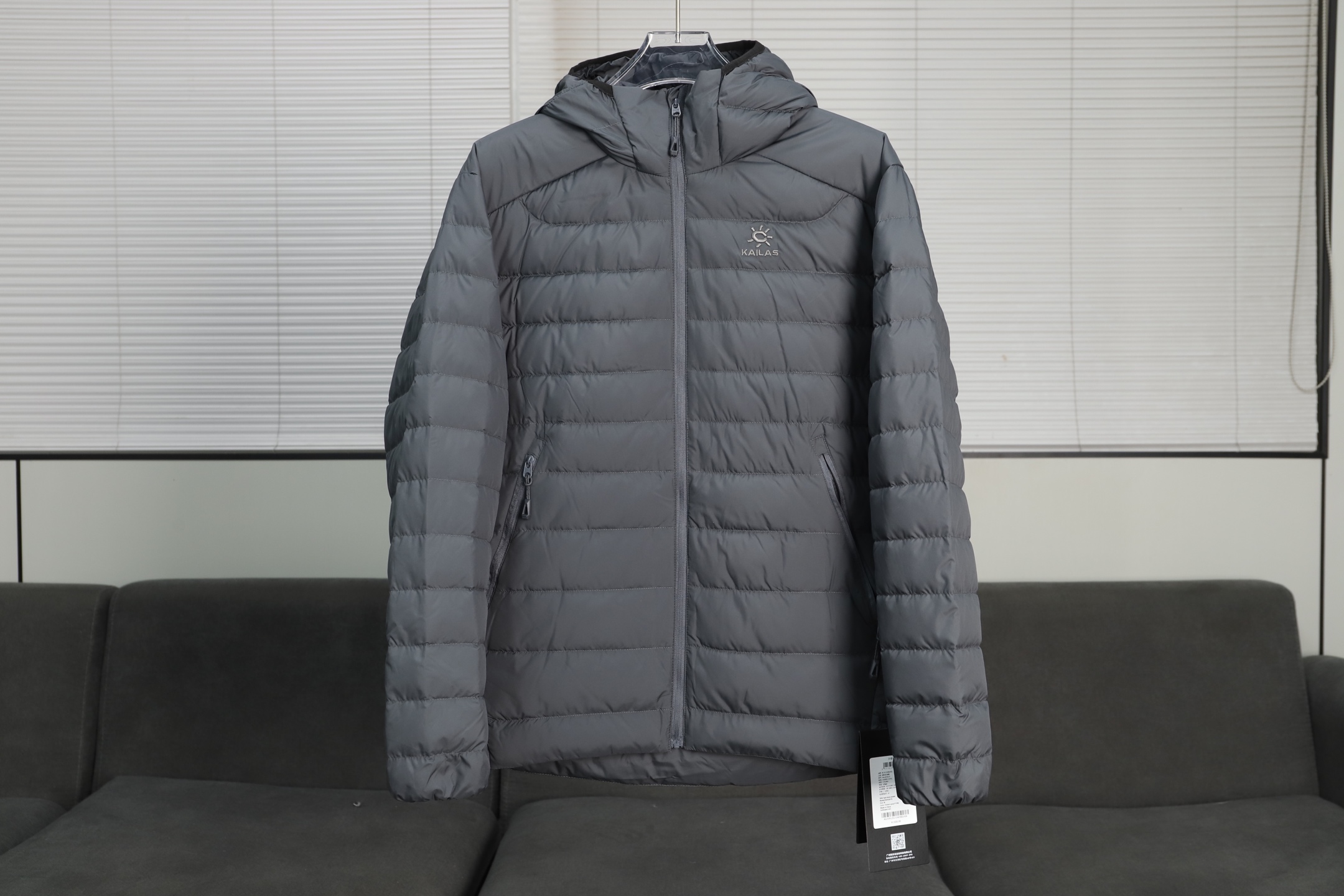 凯乐石KAILAS 连帽拉链休闲长袖羽绒服 
轻盈舒适，保暖性极好
上身不会臃肿
该羽绒服为轻量防泼面料且透气面料
能够有效阻挡寒风雨雪
轻盈又保暖，在寒冷环境中提供足够温暖

面料有光泽。
常规版型设计
加上复杂的制作工艺。
可适适用于各种天气的需求。

一想到羽绒服，大家就会想到保暖性和舒适度。
其更在意的是版型
面料裁剪凸显的立体感是一般羽绒服不能媲美的。
二为风帽与加高帽领，提供严密防护，
不遮挡视线，
双侧拉链，口袋内侧大容量网布，口袋装载性强，
下摆可调节绳扣，可自由收缩，防止冷风的侵袭

加上不规则航线工艺。
更加的有立体感
面料做防绒处理

上身利索，不臃肿
适合多种场合的穿搭，它不在于特别的搭配！