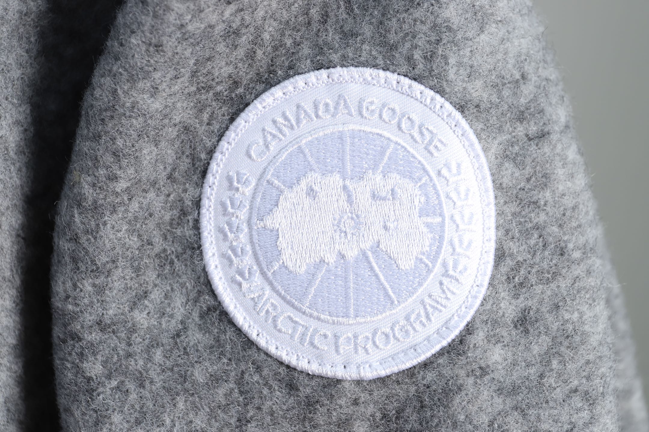 Canada Goose加拿大鹅 Chilliwack系列 SS22 白标01款防水防风保暖Logo贴标拉链抽绳连帽抓绒长袖飞行员夹克外套 女款 灰色
独家定制羊毛面料 只和ZP对比
本季新款火爆程度无需任何赘述
面料是温暖舒适的长绒毛 穿脱很方便
高科技透气太空棉内胆
让整个衣服的版型非常支挺,
同时达到了柔软舒服轻量化。
透气,柔软、不闷汗 ,轻便,有型,不变形
衣领和帽子拼接后面设计有标志性双条纹反光细条 不放过每一处细节
高密度大鹅徽章标 螺纹辅料全部定制
三个颜色多种选择 每个超级洋气 上身效果非常高级
宽松版型 一点也不臃肿 相当时髦 可以说是非常独特的设计 今年必入爆款 男女同款🔥
颜色:浅灰 深灰 卡其
独家定制羊毛面料 只和ZP对比
本季新款火爆程度无需任何赘述
面料是温暖舒适的长绒毛 穿脱很方便
高科技透气太空棉内胆
让整个衣服的版型非常支挺,
同时达到了柔软舒服轻量化。
透气,柔软、不闷汗 ,轻便,有型,不变形
衣领和帽子拼接后面设计有标志性双条纹反光细条 不放过每一处细节
高密度大鹅徽章标 螺纹辅料全部定制
三个颜色多种选择 每个超级洋气 上身效果非常高级
宽松版型 一点也不臃肿 相当时髦 可以说是非常独特的设计 今年必入爆款