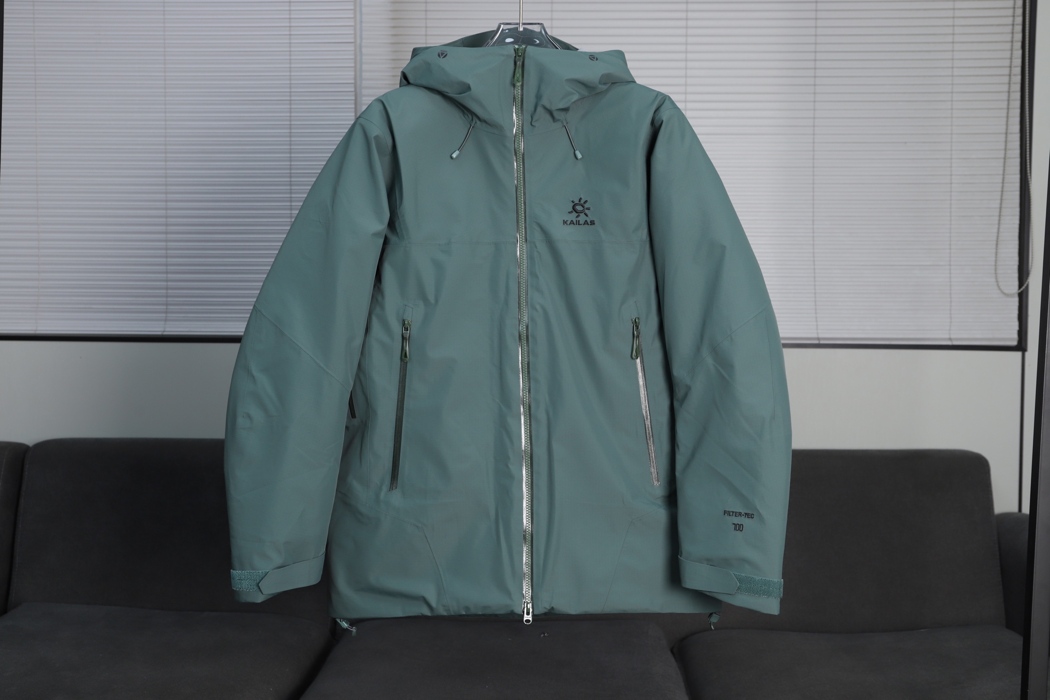 凯乐石阿斯本90绒羽绒服 KAILAS | 凯乐石阿斯本硬壳700蓬鹅绒防风防水户外滑雪羽绒服 面料+特点: ✅ FILTER-TEC科技面料,防护面料➕防水压胶工艺,应对多变气候带来的暴风雨雪考验,同时防风透气带来更好的穿着体验,700+高蓬鹅绒,鹅绒,轻盈锁温,绒子含量90%,卓越保暖 持久舒适防,水、防风、透气、轻量、抗撕裂耐磨,CoreHeat升温,核心锁温 热量循环全方位保暖 ✅这款独特搭载了石墨烯热反射 CoreHeat 功能.该功能可以在核心区域锁温蓄热,进一步提升了羽绒服的保暖能力,即使在寒冷的环境中,也能让穿着者保持温暖. ✅弧形帽檐,遮蔽风雪,可调节立体风帽,贴合头部防风保暖,可调下摆设计 ✅胸前精密刺绣采用日本进口顶尖田岛刺绣机, ✅ 调节控温,腋下透气拉链,双向开合高效散热 ✅ 灵活取物,兼容背包,轻松取物,严寒环境插手取暖 ✅ 调节袖袢升级,更贴合强防护,增加魔术贴覆盖区域,单手操作更容易贴合 ✅户外运动人体工学设计,提升运动表现 ✅ 可单手调节下摆,防风倒灌,下摆抽绳可单手轻松调节,内置可拆卸泡棉,防止穿着安全带时向上滑移 ✅腋下专业通风拉链透汽系统,双向开合,迅速通风散热,及时恢复干爽舒适,避免反复卸包和穿脱外套, ✅360°三维风帽,帽随脸动可兼容头盔,连帽设计可调帽子抽绳,保暖头盔兼容 ✅适合亚洲人群 功能+版型 ✅风格:机车风、滑雪户外 ✅适合场地:滑雪旅行 山地生活 城市日常 ✅版型:宽松版型 工艺: 这款羽绒服采用FILTER-TEC科技面料,防护面料➕防水压胶工艺,应对多变气候带来的暴风雨雪考验,同时防风透气带来更好的穿着体验,700+高蓬鹅绒,鹅绒,轻盈锁温,绒子含量90%,卓越保暖 持久舒适防,水、防风、透气、轻量、抗撕裂耐磨,CoreHeat升温,核心锁温 热量循环全方位保暖,这是一款好看到爆炸的鹅绒服,非常个性艳丽的四个颜色,让你感受到与众不同,这款羽绒服的意义有着自己的审美和独到的设计,在户外行业也是相当专业,堪称中国最牛的的羽绒服 ​