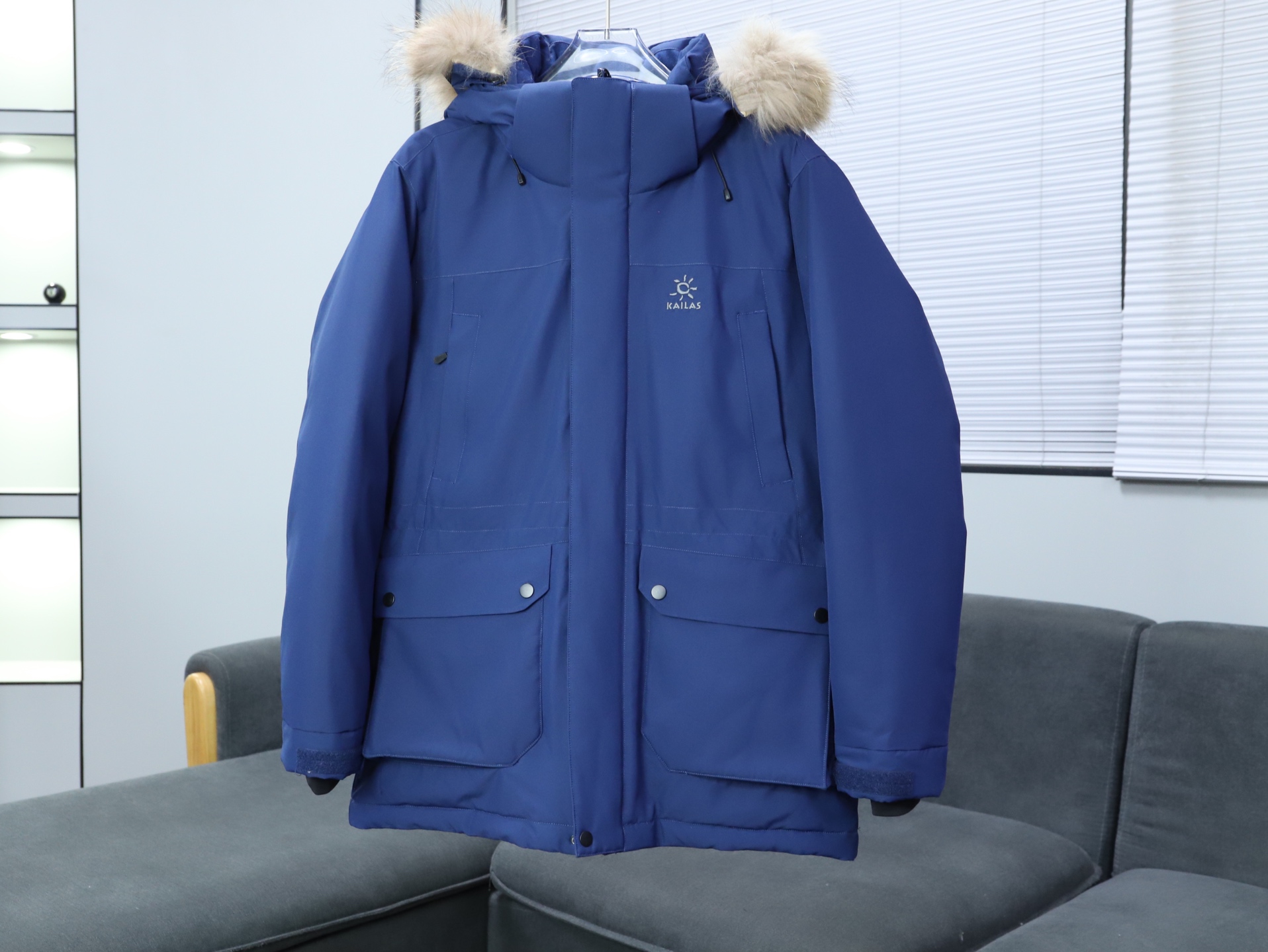 凯乐石KAILAS 毛领加厚工装防寒加绒防水羽绒服  
性能硬核不失时尚的工装羽绒，可作为外层穿着，240G的高充绒量，使它足够应对外-25℃寒冷天气，面料能抵御刺骨风雪、小雨侵袭，源于高海拔攀登的极境防护系统，让寒风没有丝毫可乘之机。帽子可拆，满足徒步以外的各种场景需求。
抵御风雪
高山级防风雪面料，应对多变天气 GOOSE	240g高充绒	高效保暖，锁住更多热量16 /17
全方位防风 极境防扩杀矶，止W感八饺